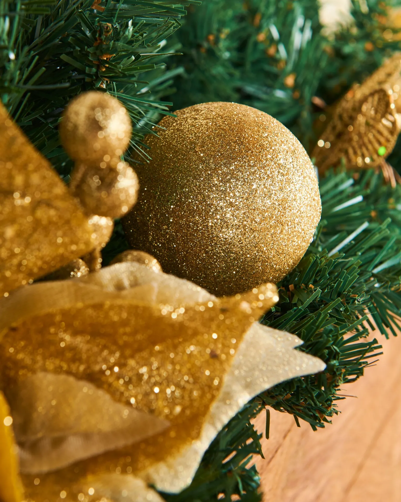 Extra Thick Decorated Garland, Cream/Gold, 9 Ft