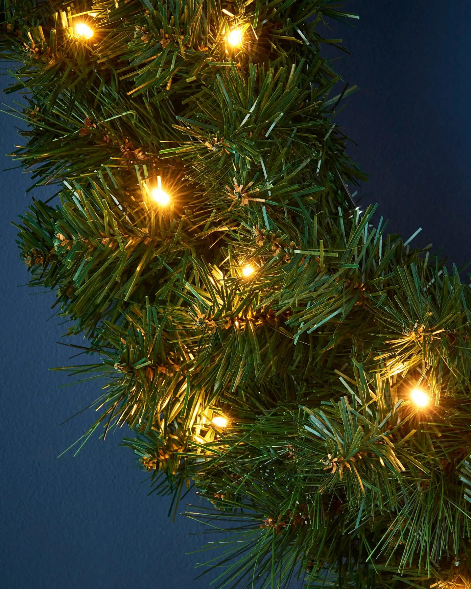 Pre-Lit Alberta Spruce Wreath, 60 Cm