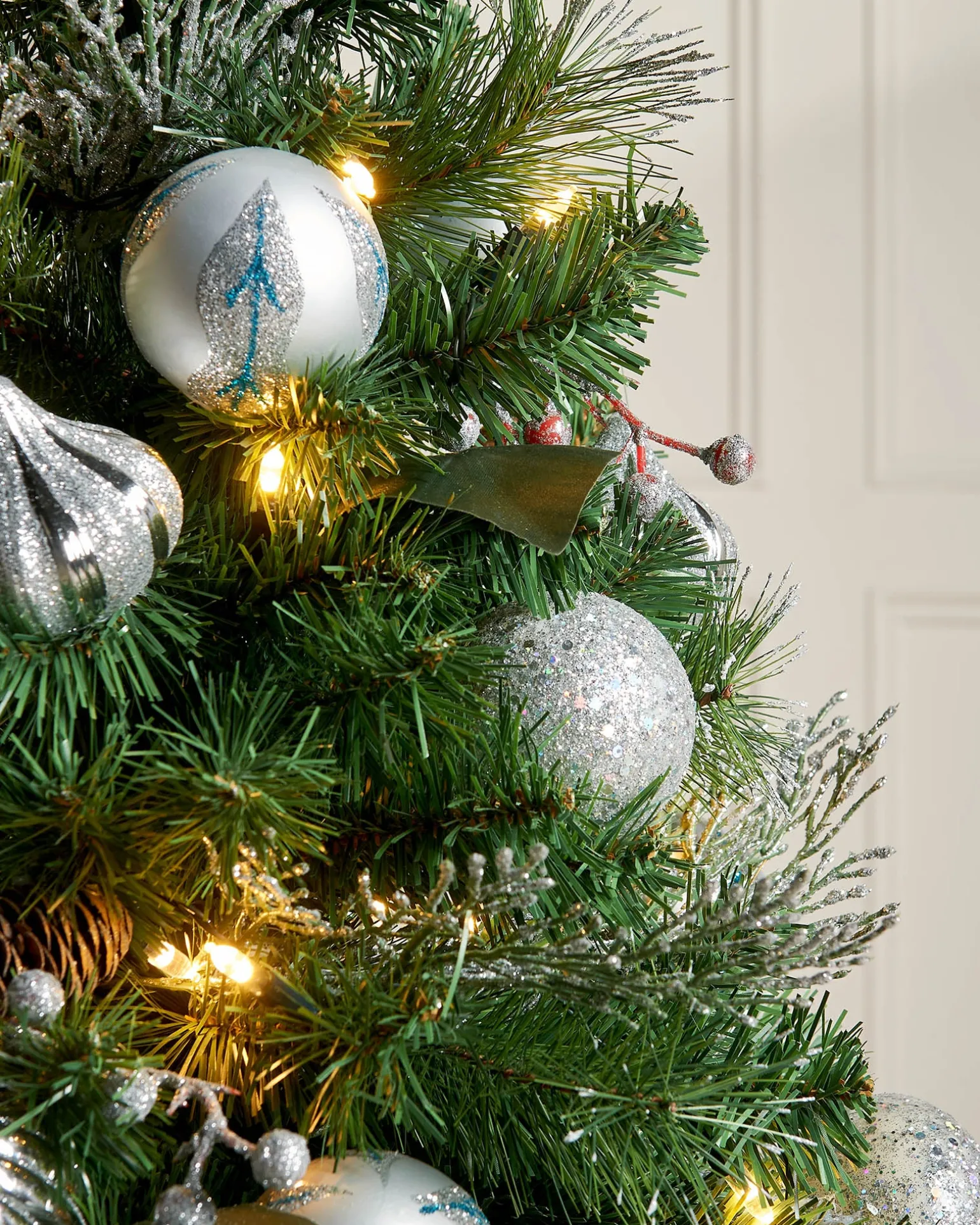 Pre-Lit Decorated Christmas Tree, 4 Ft
