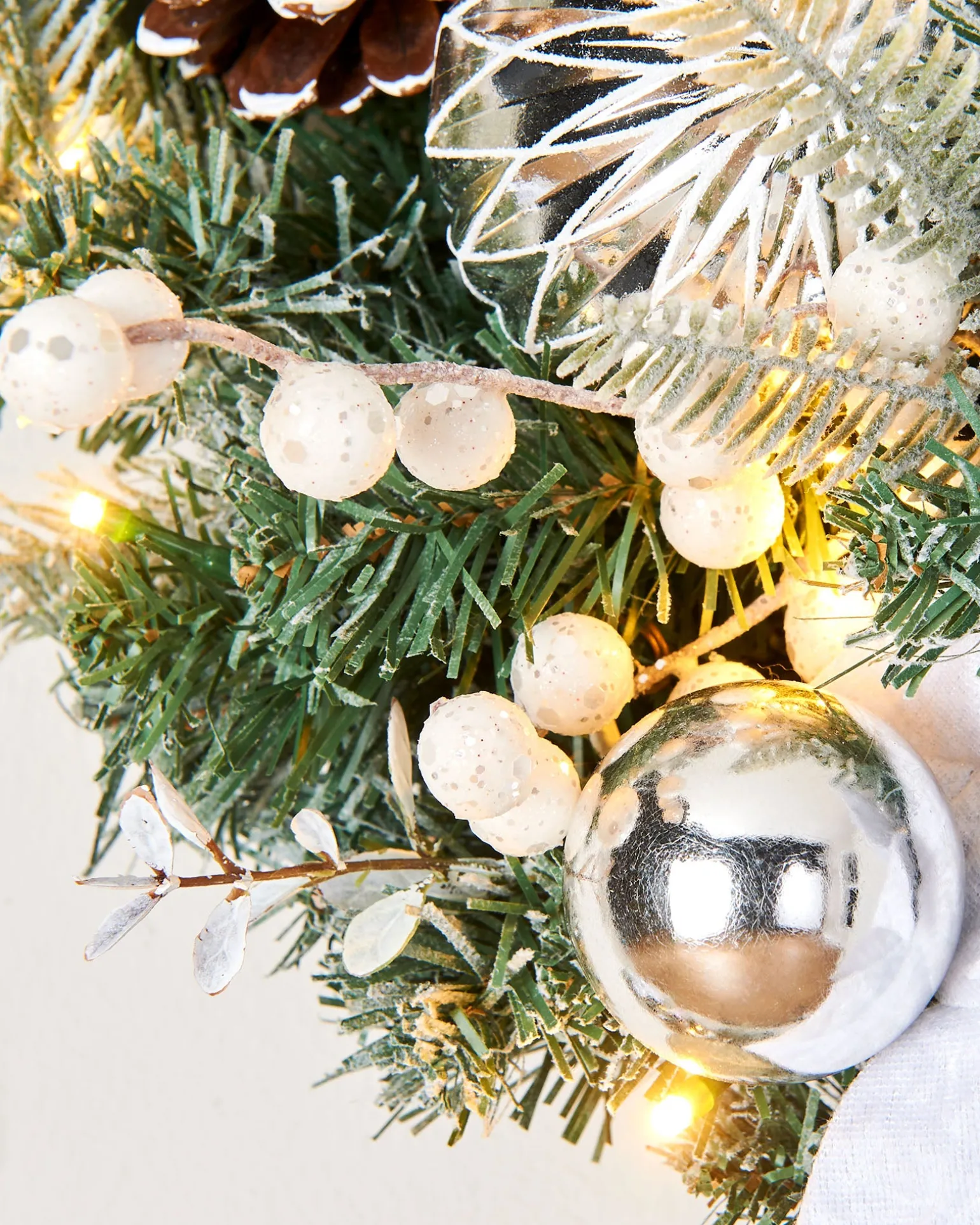 Pre-Lit Decorated Frosted Wreath, White/Silver, 60 Cm