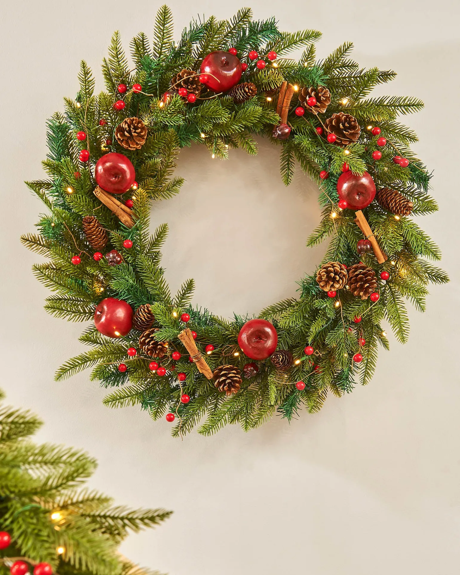 Pre-Lit Decorated Wreath, Apples & Cinnamon Sticks, 76 Cm