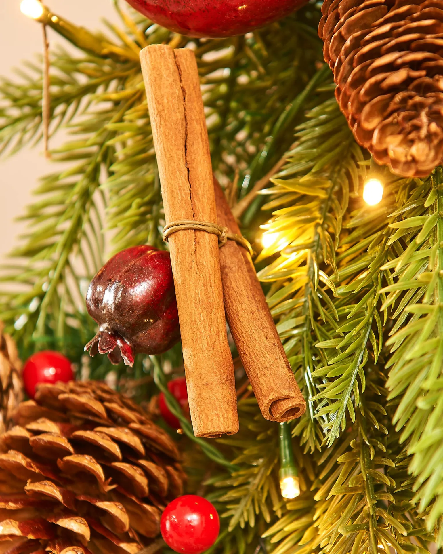 Pre-Lit Decorated Wreath, Apples & Cinnamon Sticks, 76 Cm