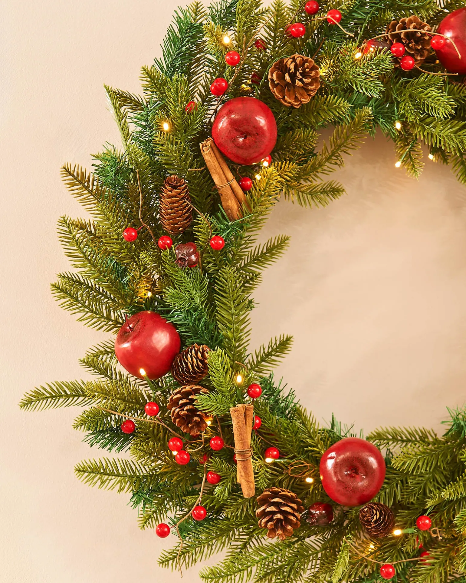 Pre-Lit Decorated Wreath, Apples & Cinnamon Sticks, 76 Cm