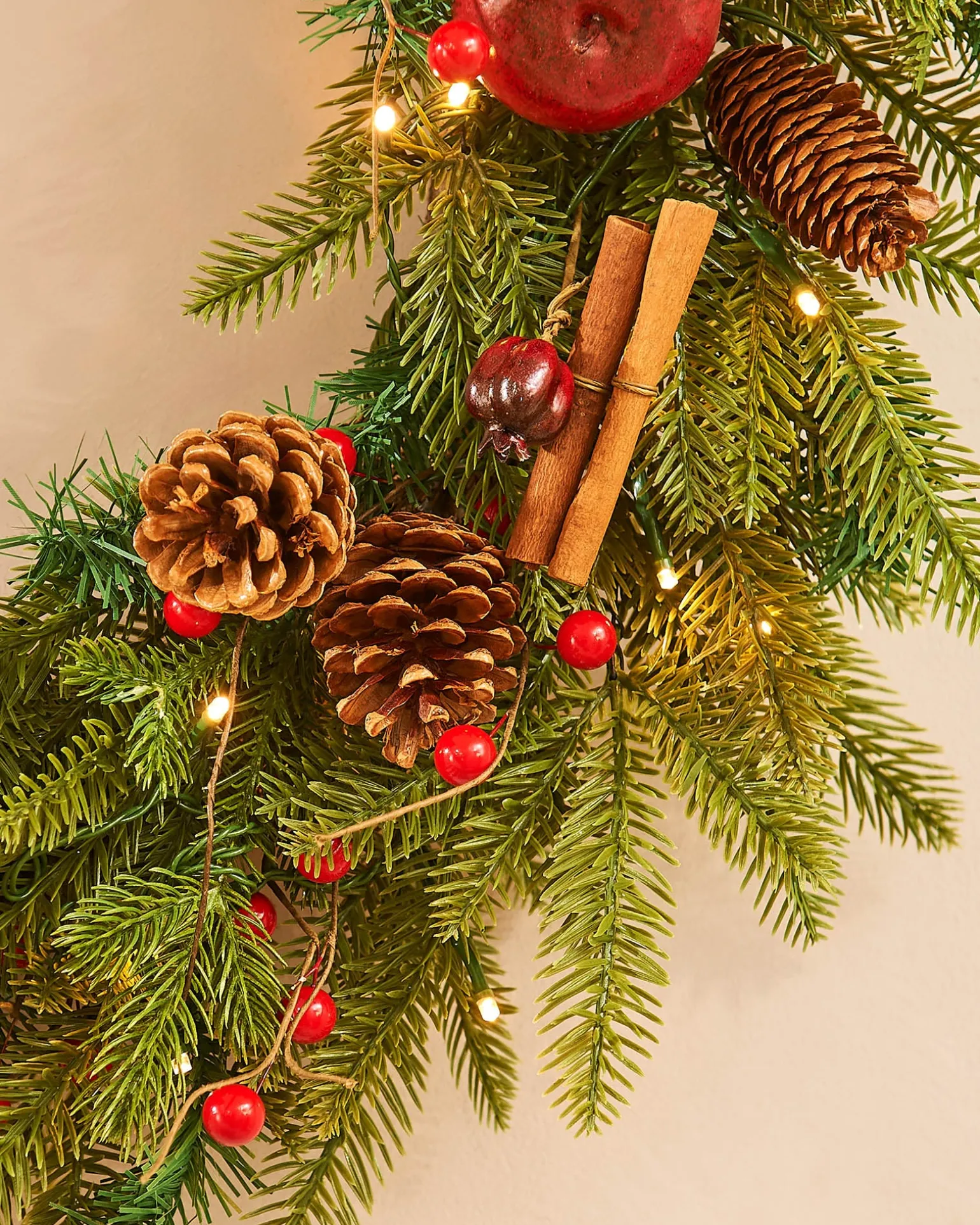Pre-Lit Decorated Wreath, Apples & Cinnamon Sticks, 76 Cm