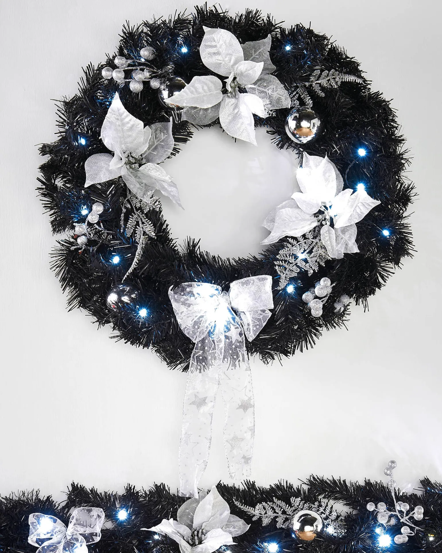 Pre-Lit Decorated Wreath, Black/Silver, 60 Cm