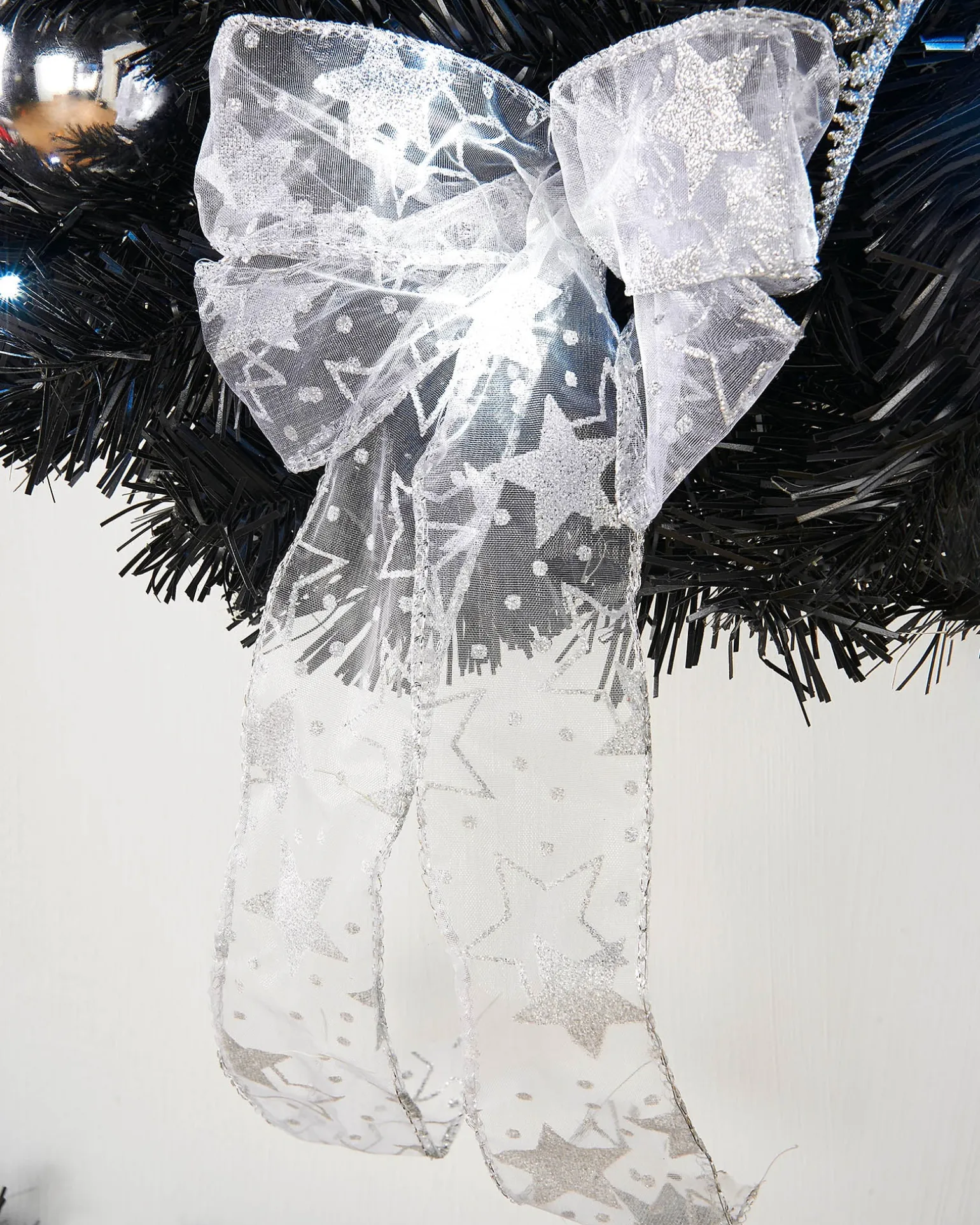 Pre-Lit Decorated Wreath, Black/Silver, 60 Cm