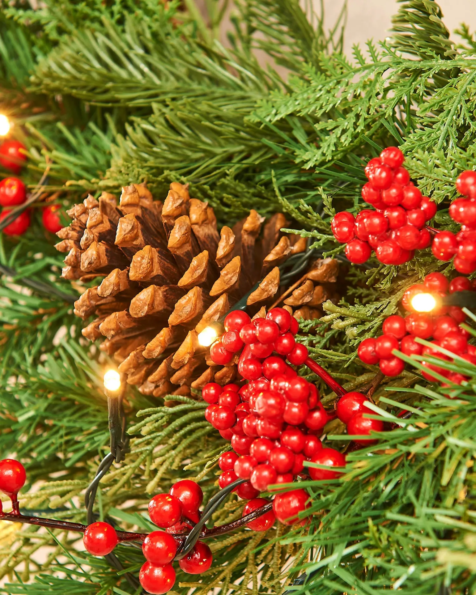 Pre-Lit Decorated Wreath, Pinecones & Berries, 76 Cm