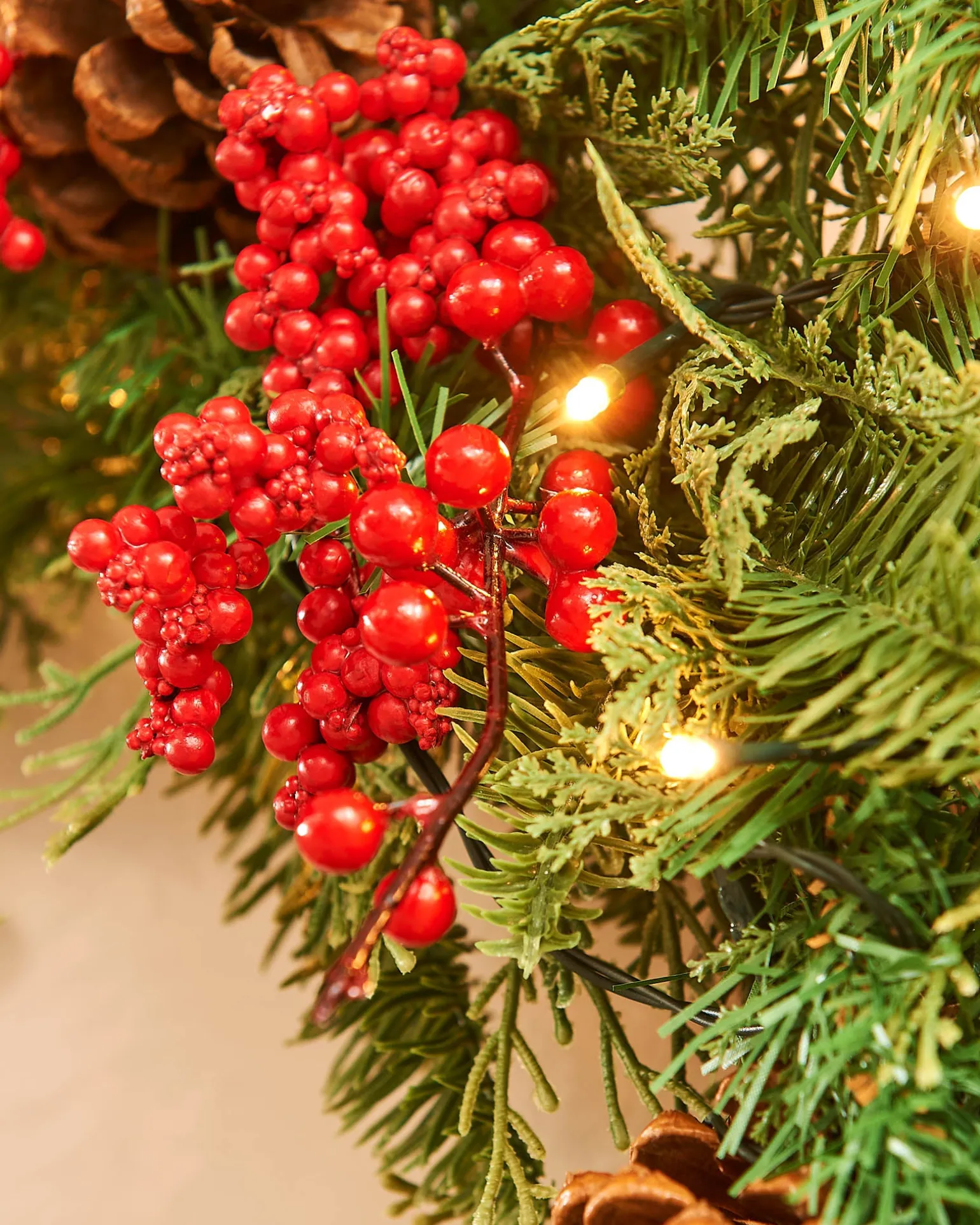 Pre-Lit Decorated Wreath, Pinecones & Berries, 76 Cm