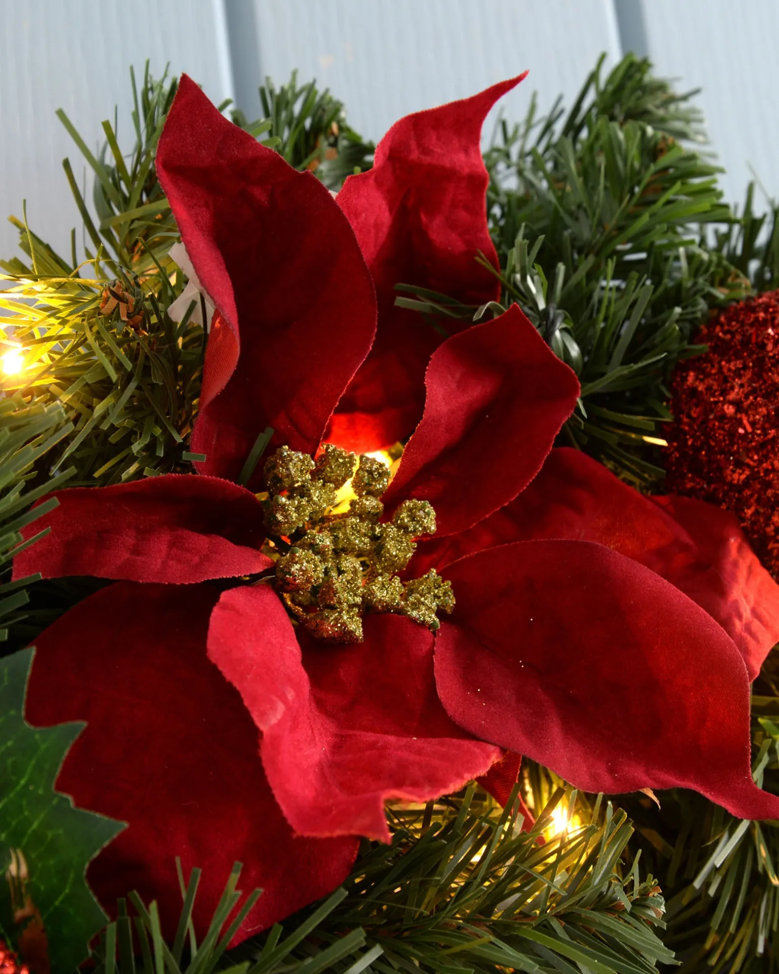 Pre-Lit Decorated Wreath, Red/Gold, 60 Cm