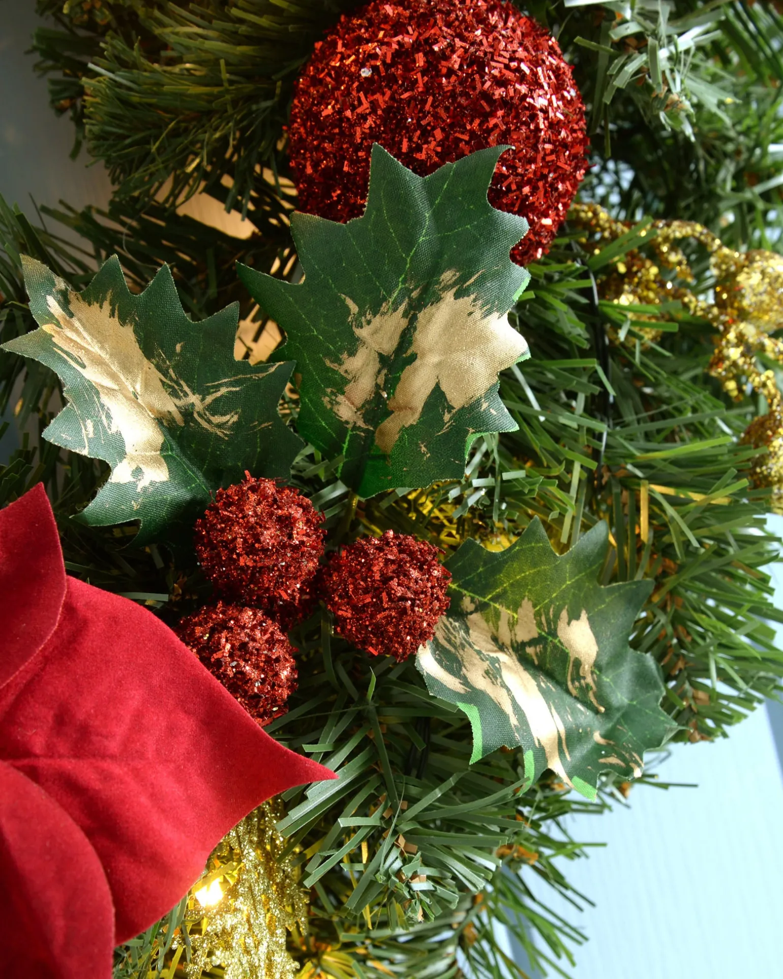 Pre-Lit Decorated Wreath, Red/Gold, 60 Cm