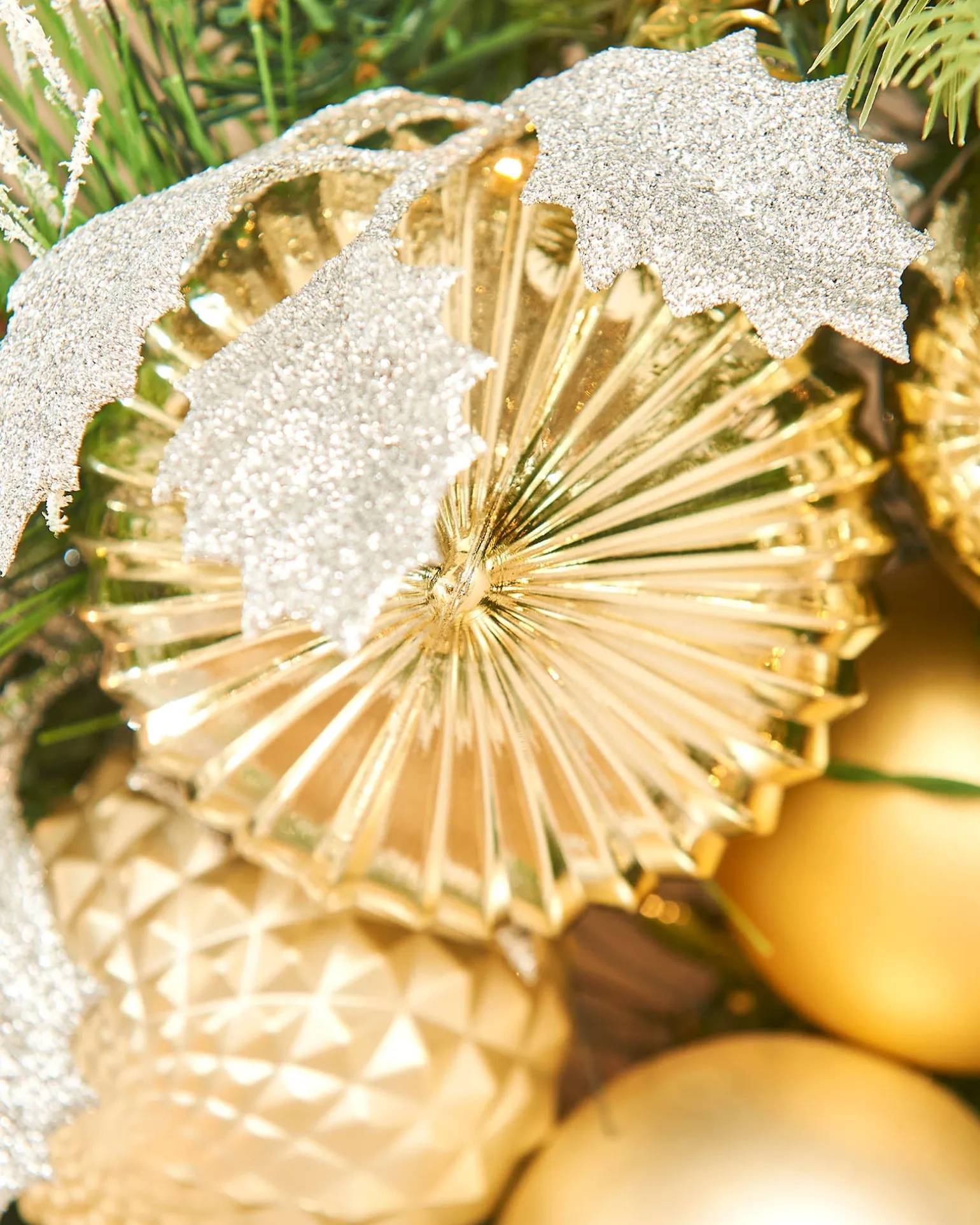 Pre-Lit Decorated Wreath, Silver/Champagne/Gold, 76 Cm