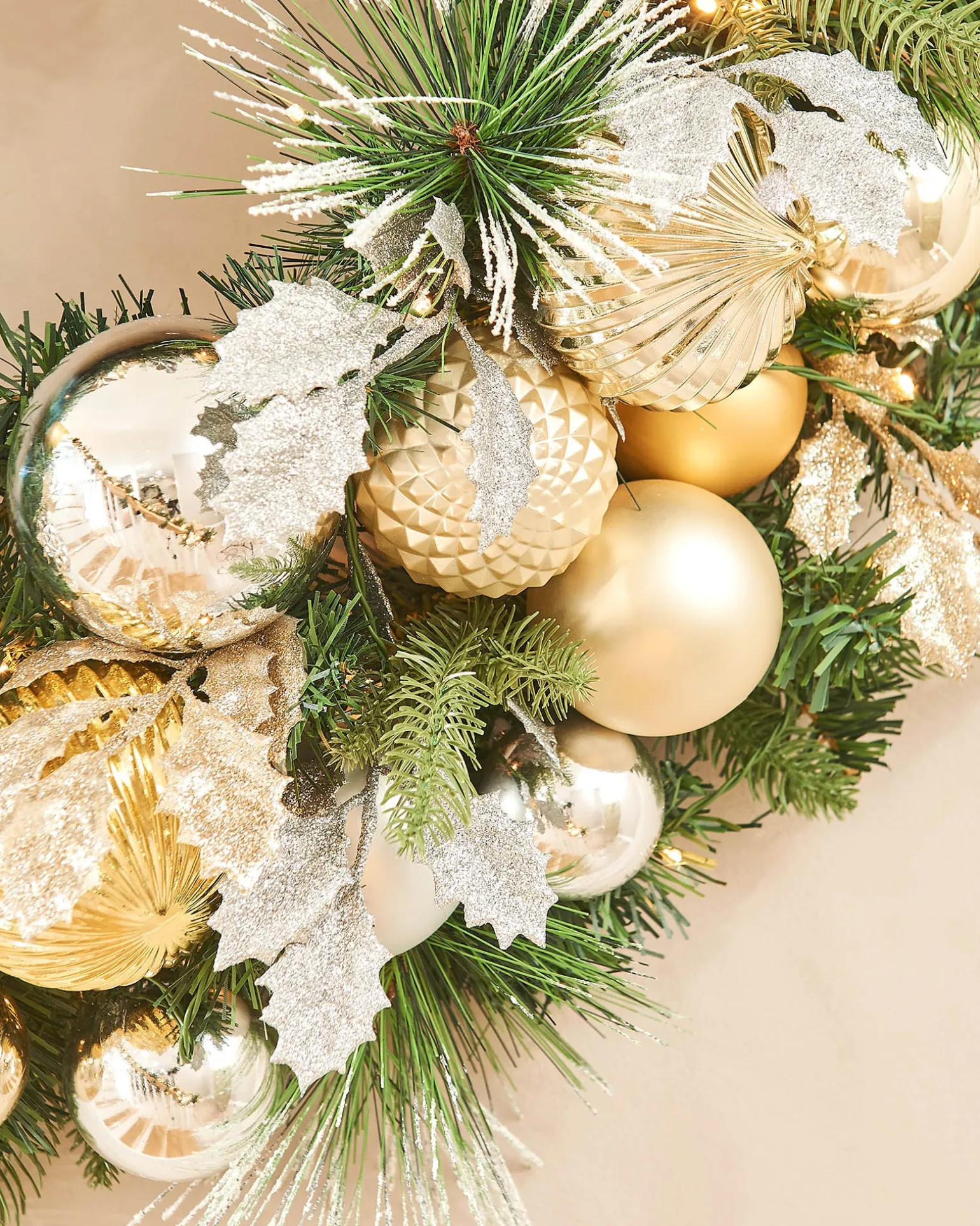Pre-Lit Decorated Wreath, Silver/Champagne/Gold, 76 Cm