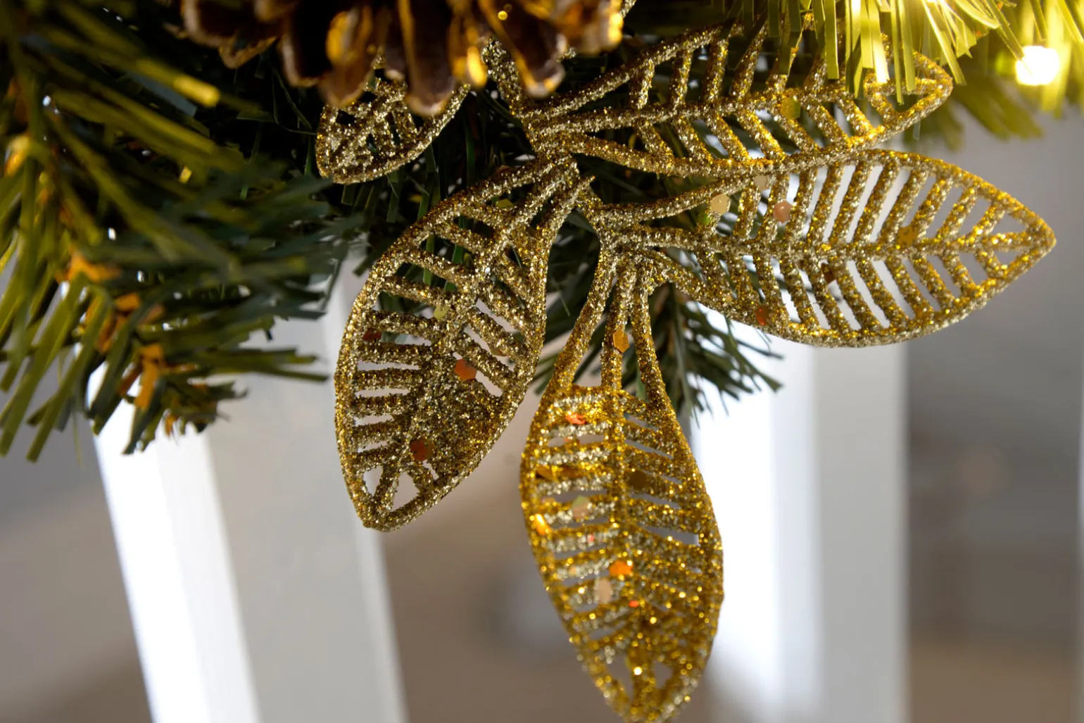 Pre-Lit Extra Thick Garland, Cream/Gold, 9 Ft
