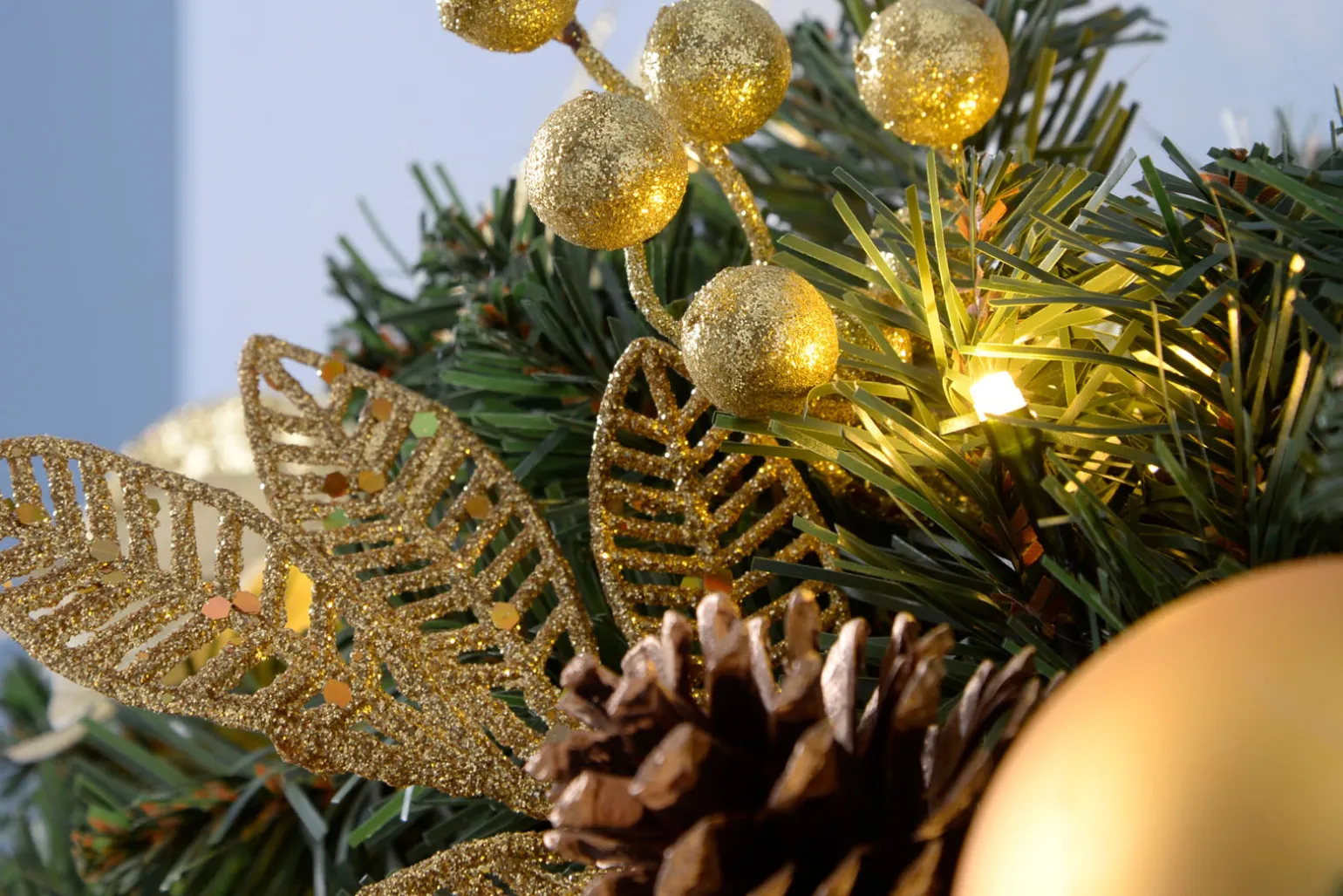 Pre-Lit Extra Thick Garland, Cream/Gold, 9 Ft