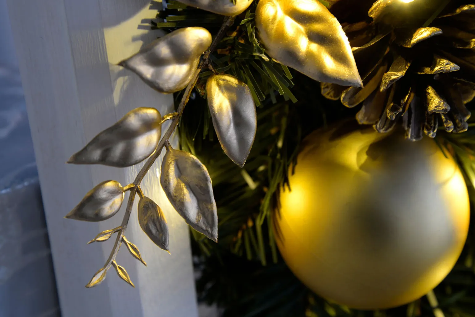 Pre-Lit Extra Thick Garland, Cream/Gold, 9 Ft
