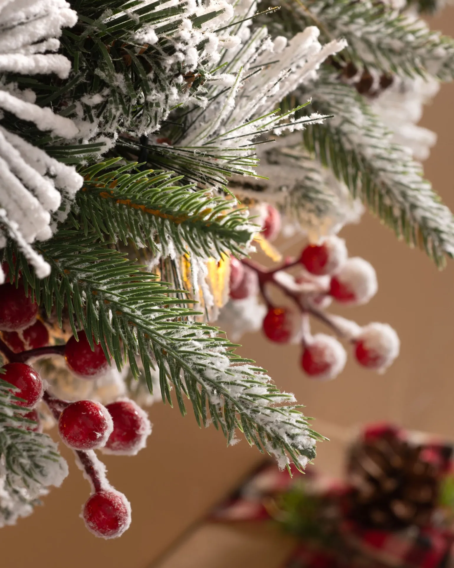 Pre-Lit Extra Thick Mixed Pine Snow Flocked Wreath, Pinecones & Berries, 76 Cm