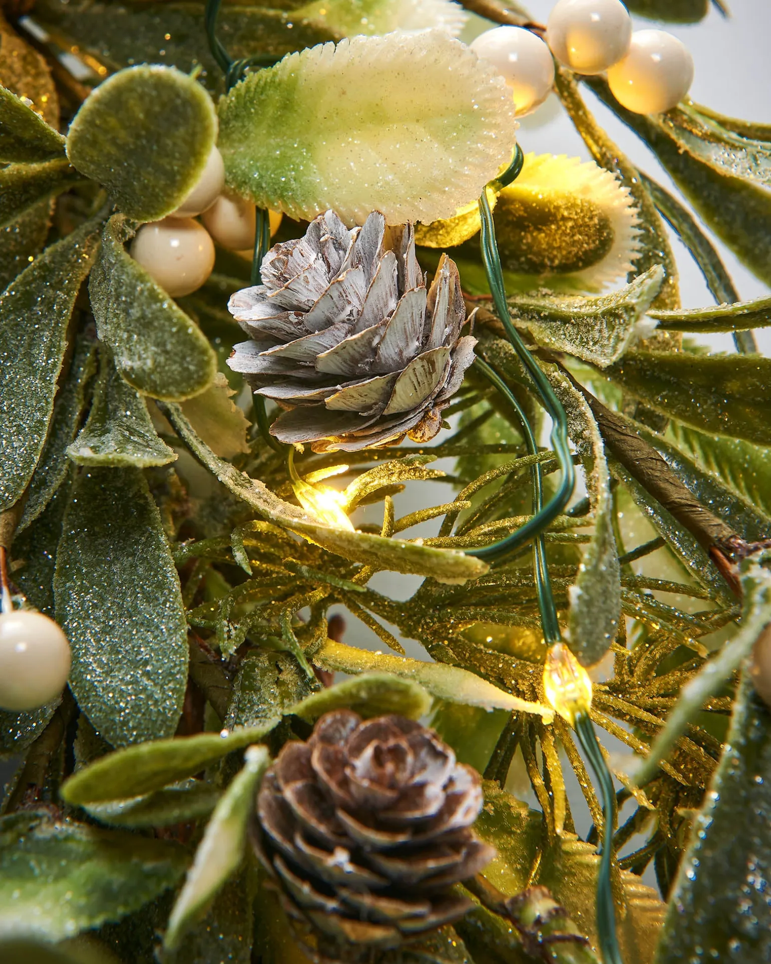 Pre-Lit Frosted Mistletoe Wreath, 76 Cm