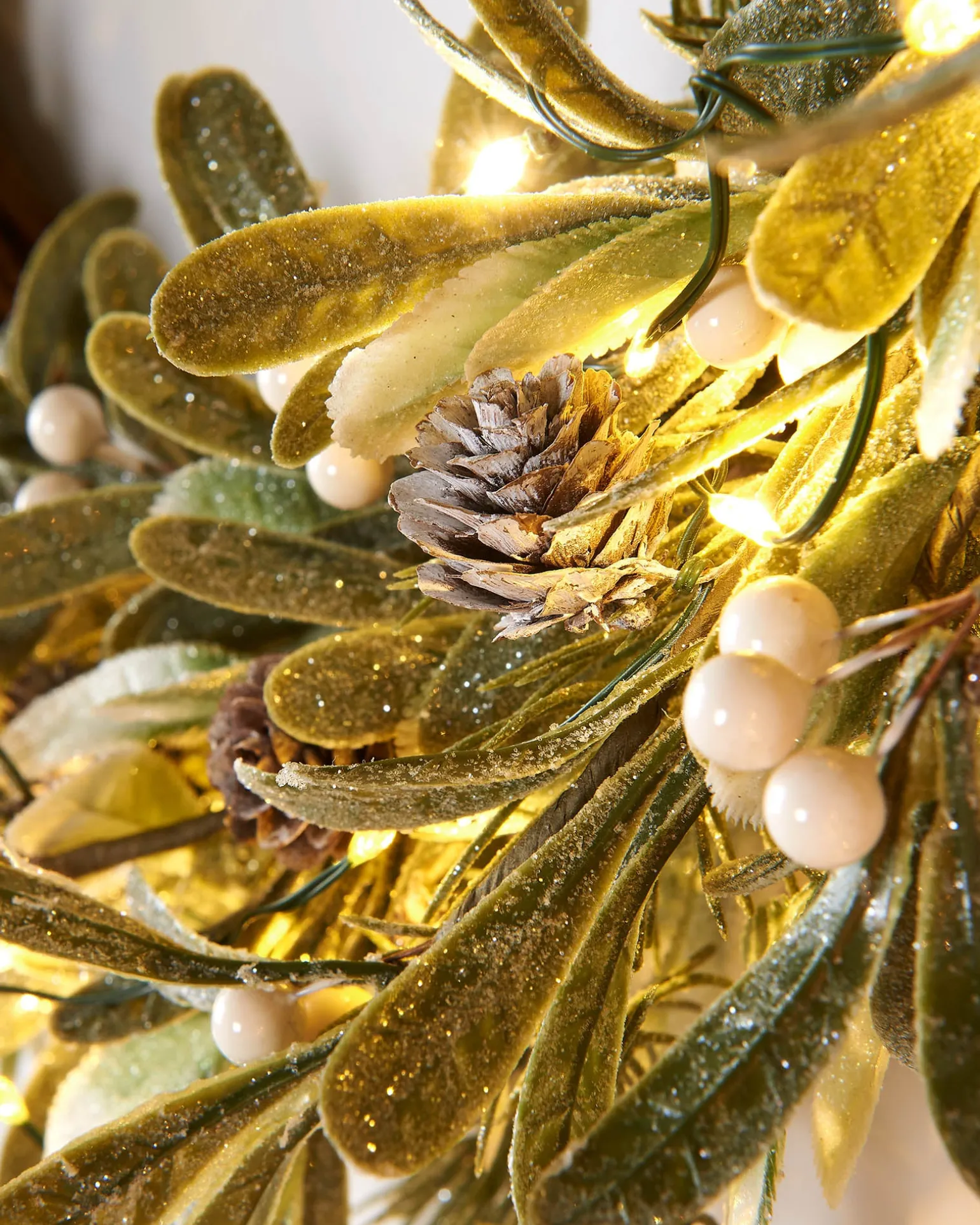 Pre-Lit Frosted Mistletoe Wreath, 76 Cm
