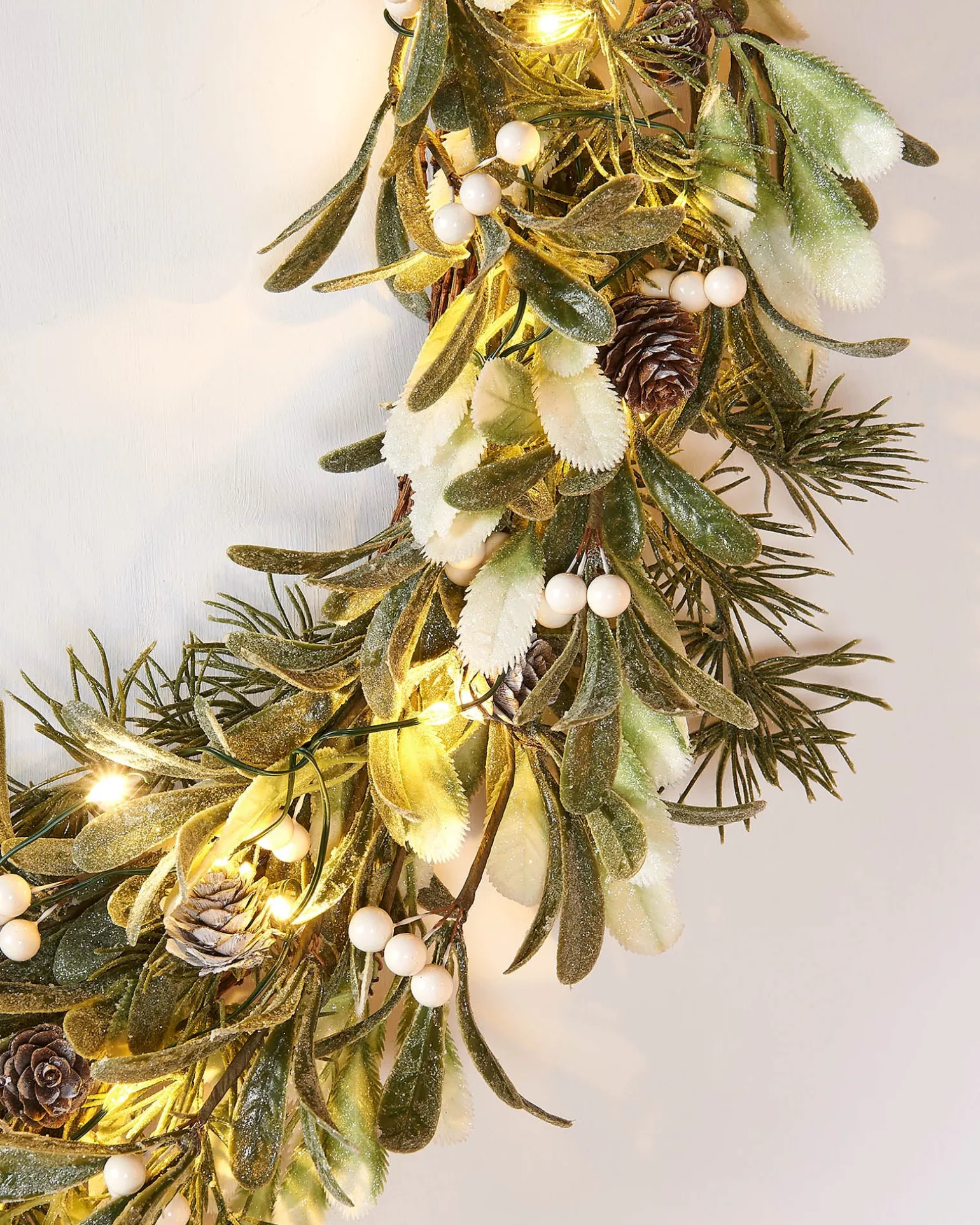 Pre-Lit Frosted Mistletoe Wreath, 76 Cm
