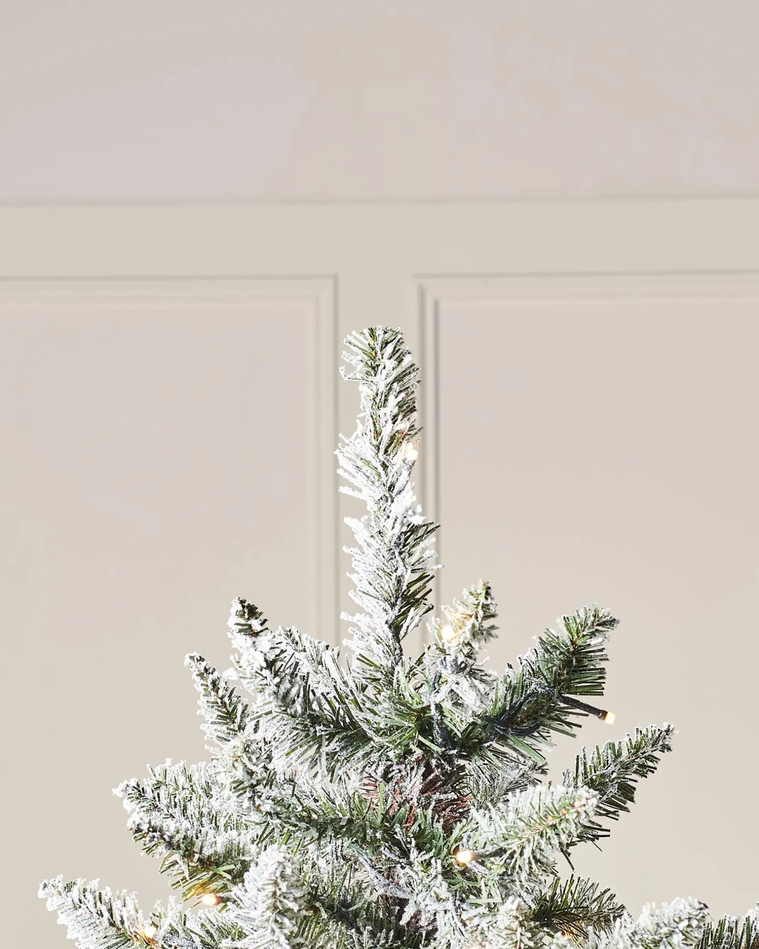 Pre-Lit Full Bodied Snow Flocked Christmas Tree, 6 Ft