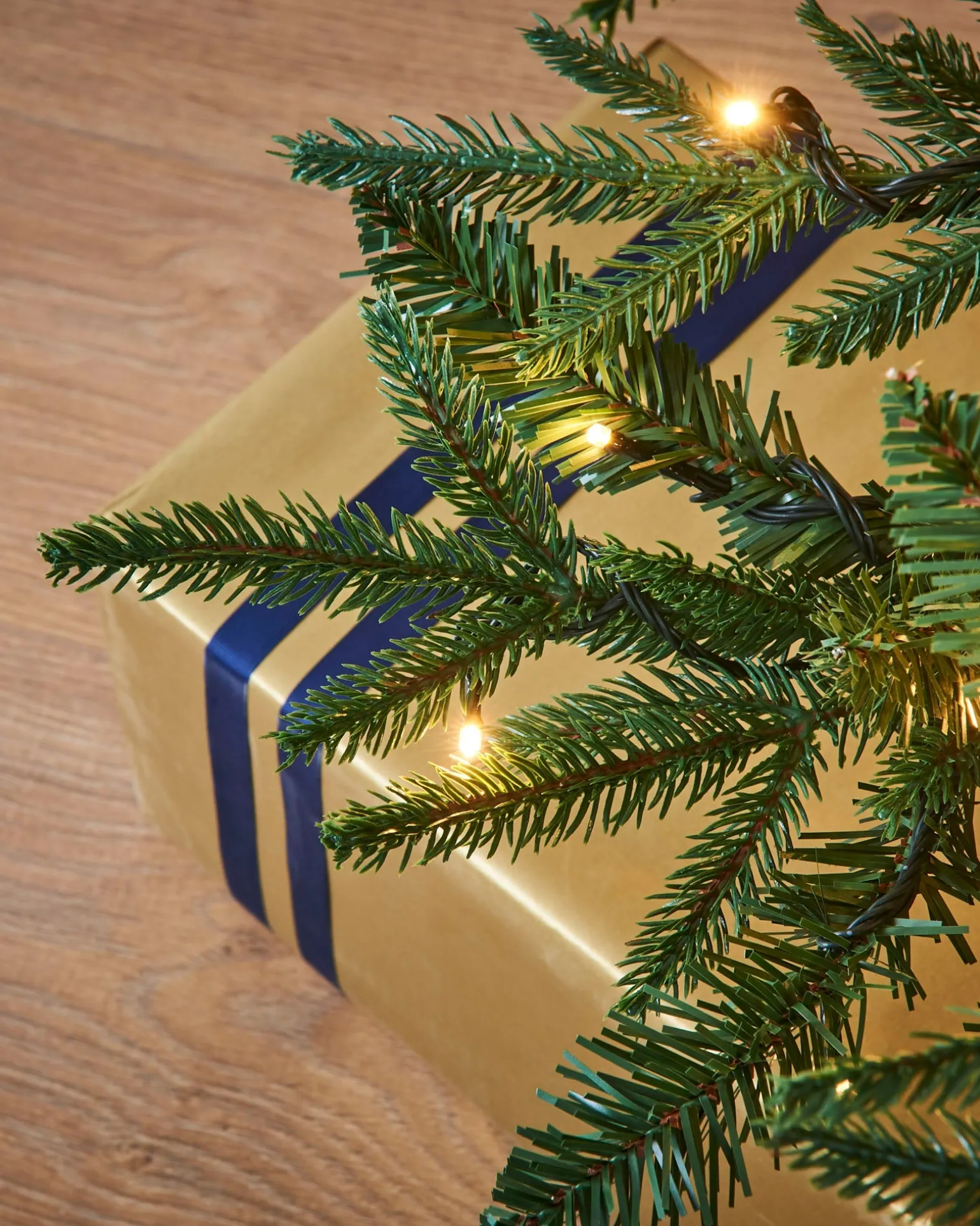 Pre-lit Grand Alaskan Fir Christmas Tree, 6 Ft