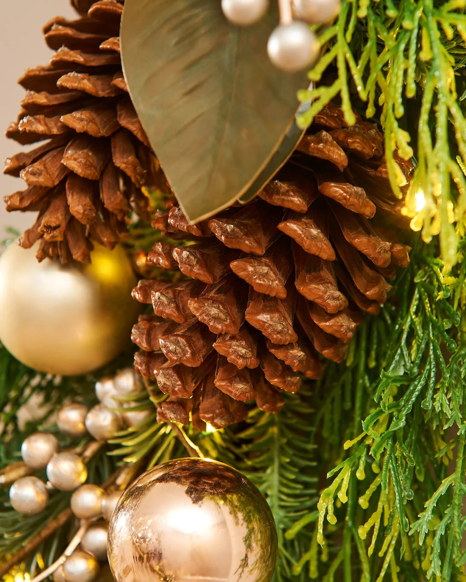 Pre-Lit Mixed Tip Wreath, Pinecones & Berries, 76 Cm