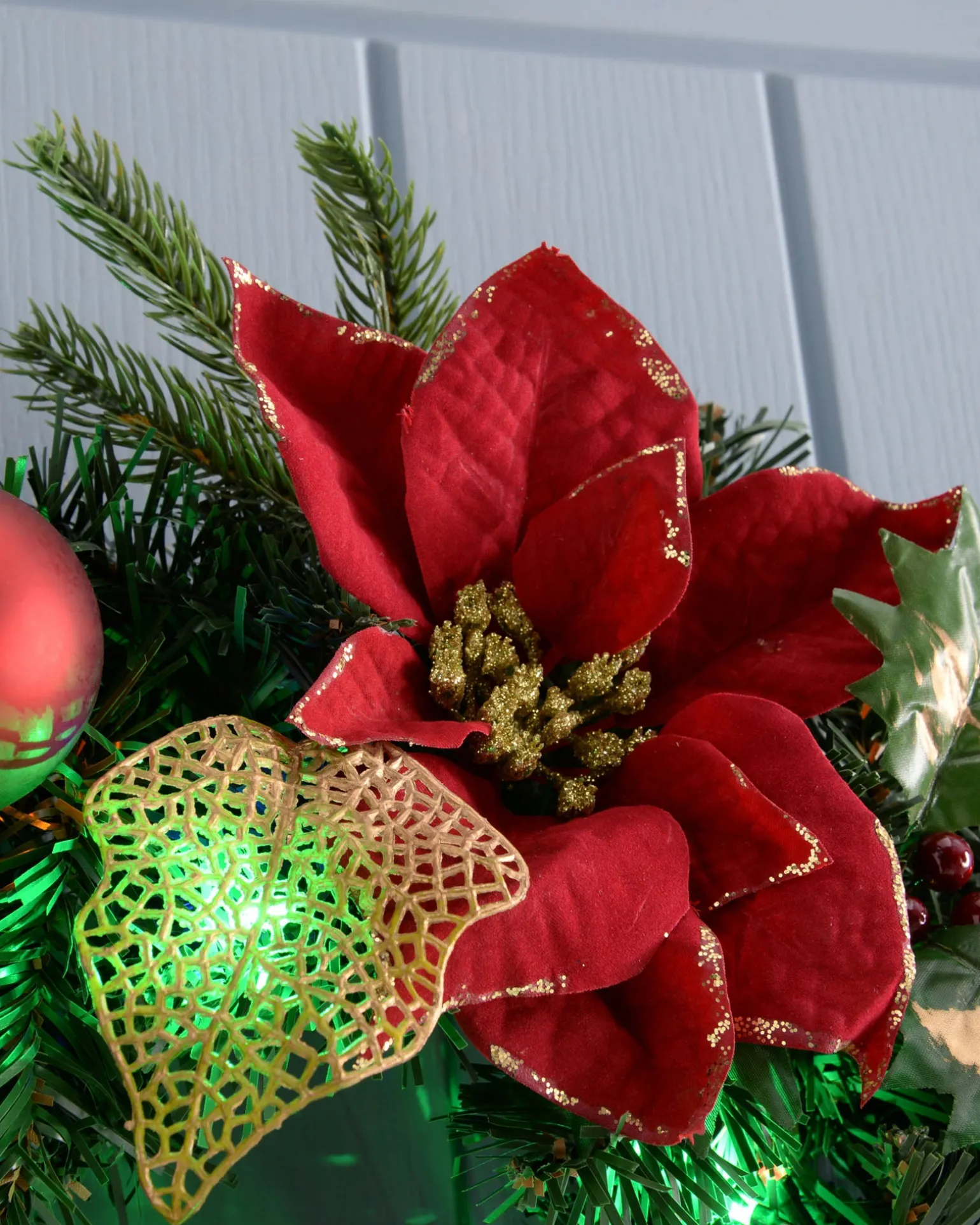 Pre-Lit Multi-Coloured Decorated Wreath, Red/Gold, 60 Cm