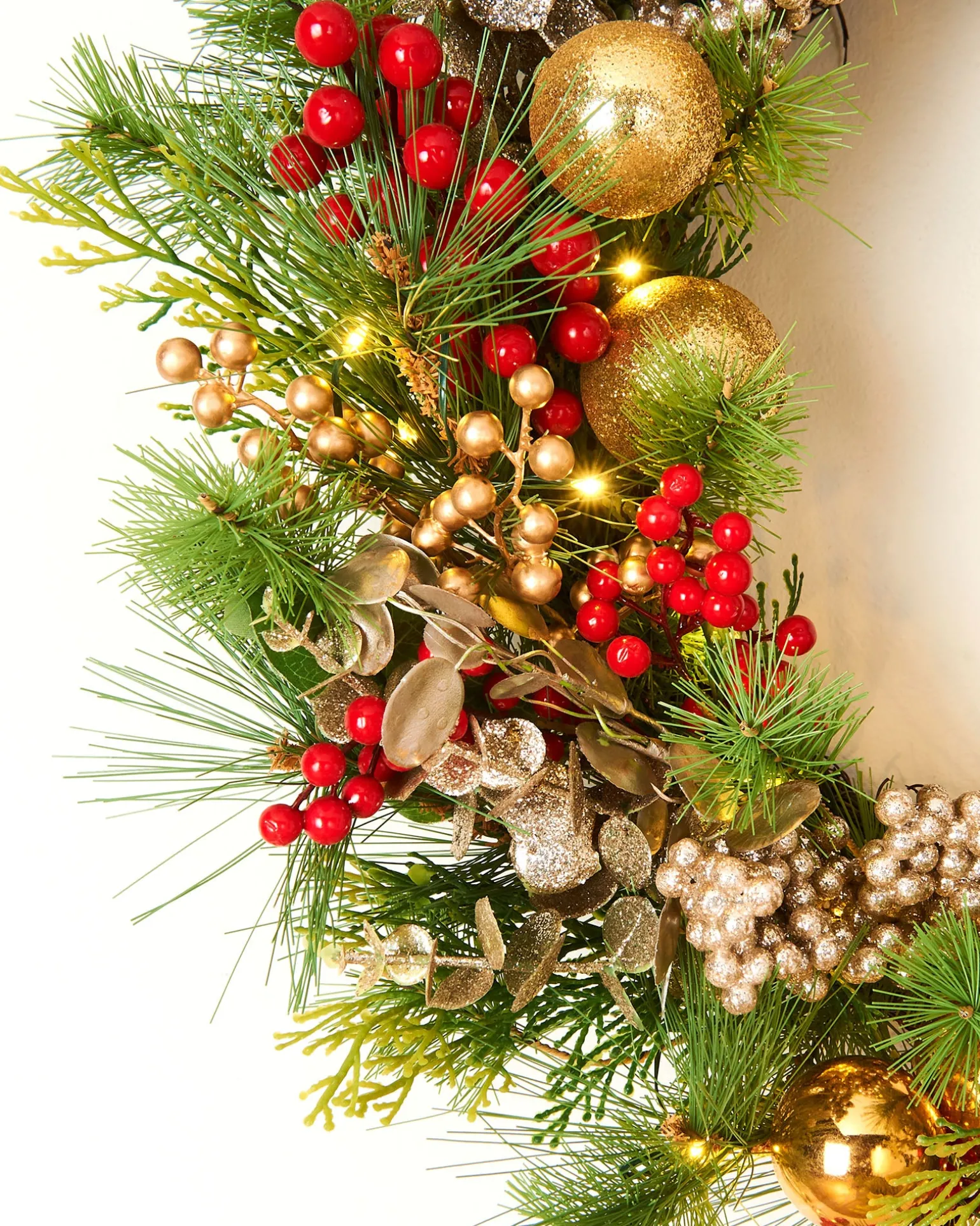 Pre-Lit Red Berry Mixed Tip Wreath, 76 Cm
