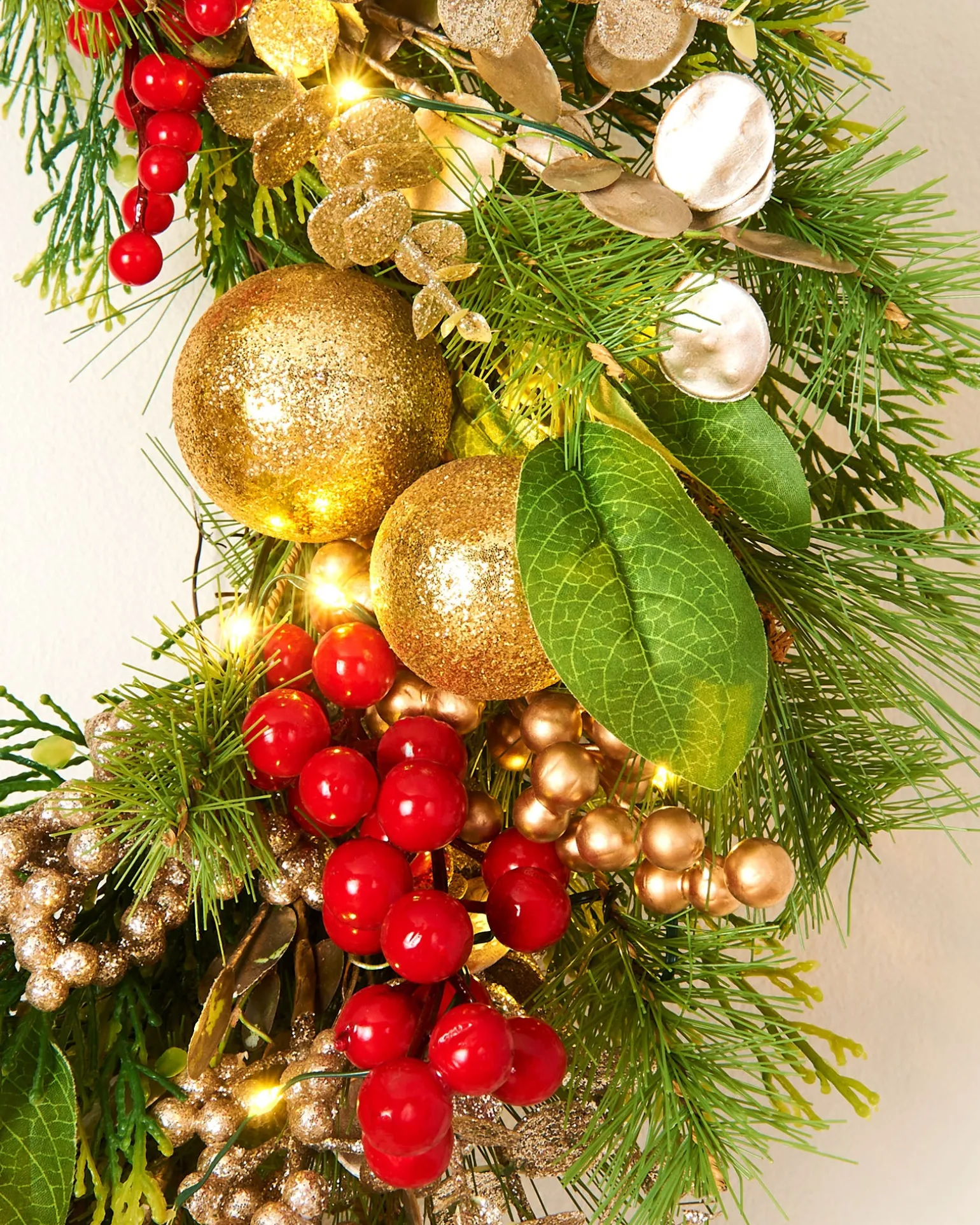 Pre-Lit Red Berry Mixed Tip Wreath, 76 Cm
