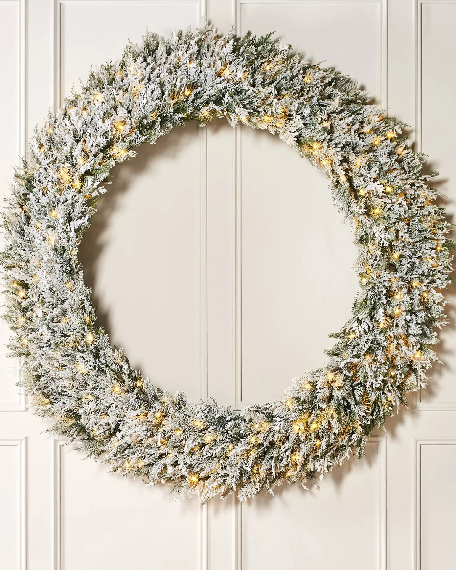 Pre-Lit Snow Flocked Natural Fir Majestic Wreath, 1.5 M
