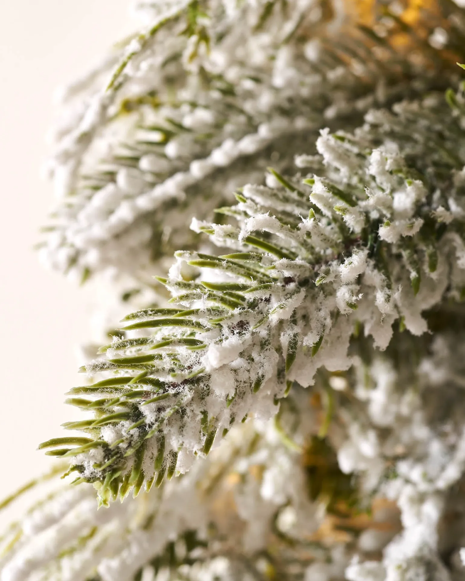 Pre-Lit Snow Flocked Natural Fir Majestic Wreath, 1.5 M