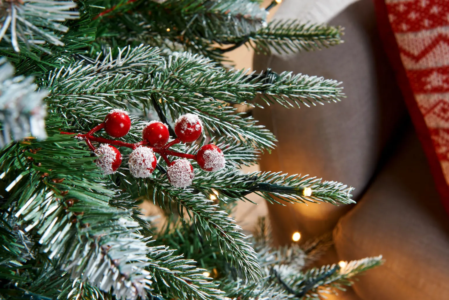Pre-Lit Snow Flocked Norwegian Spruce Christmas Tree, 6 Ft