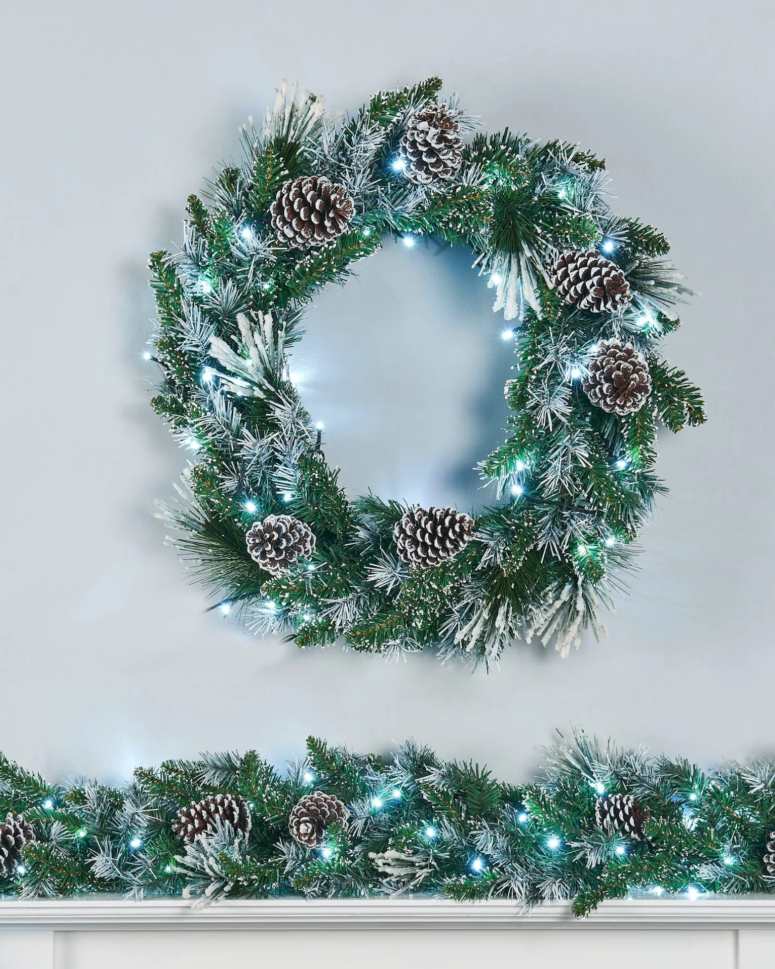 Pre-Lit Snow Flocked Wreath, Pinecones, 60 Cm