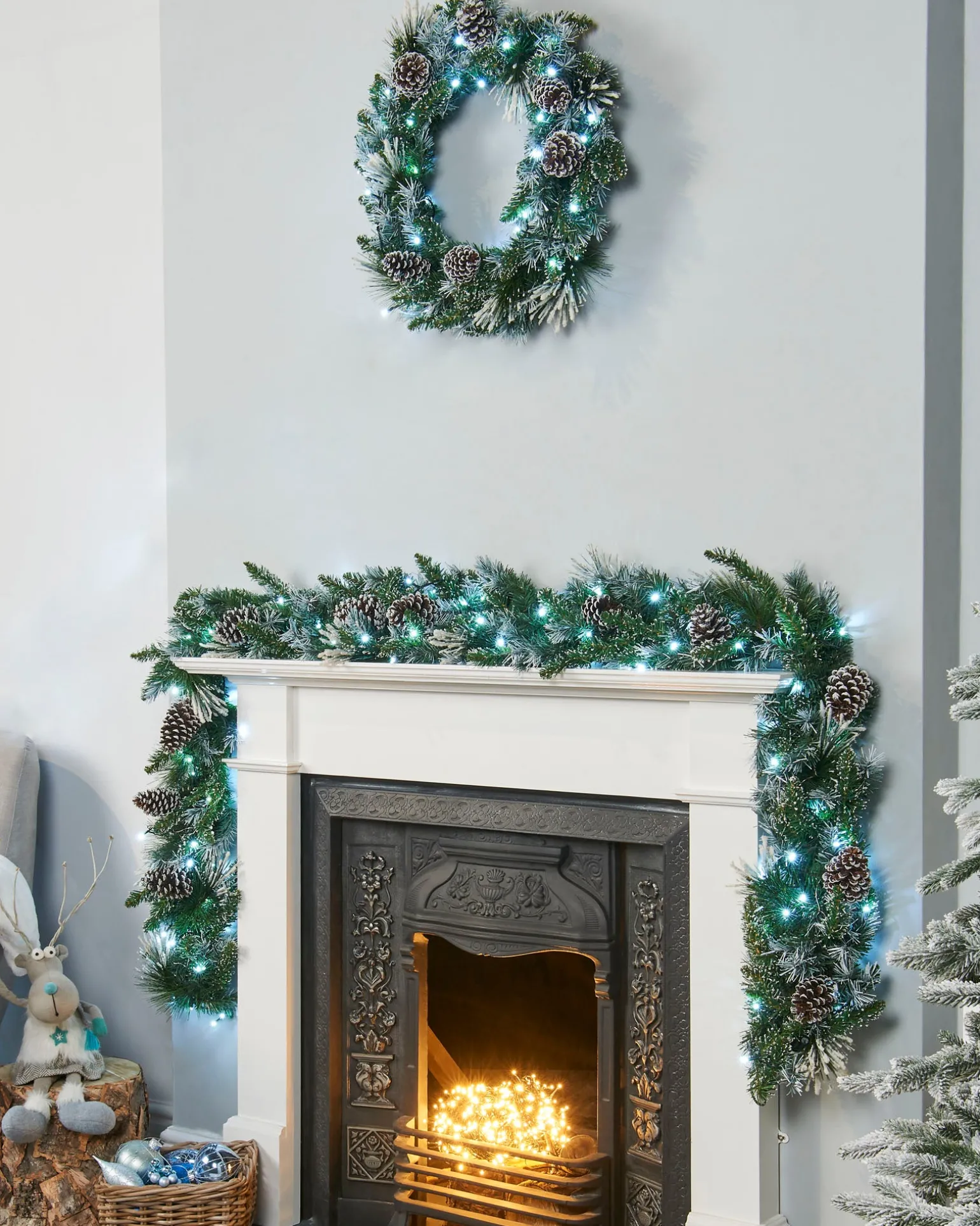 Pre-Lit Snow Flocked Wreath, Pinecones, 60 Cm