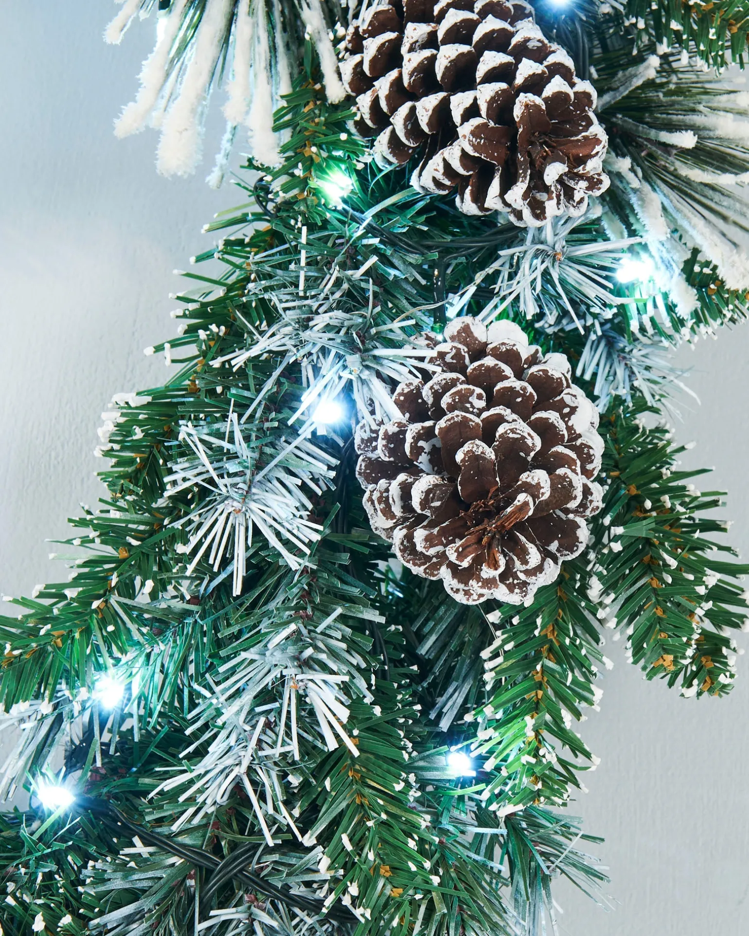 Pre-Lit Snow Flocked Wreath, Pinecones, 60 Cm