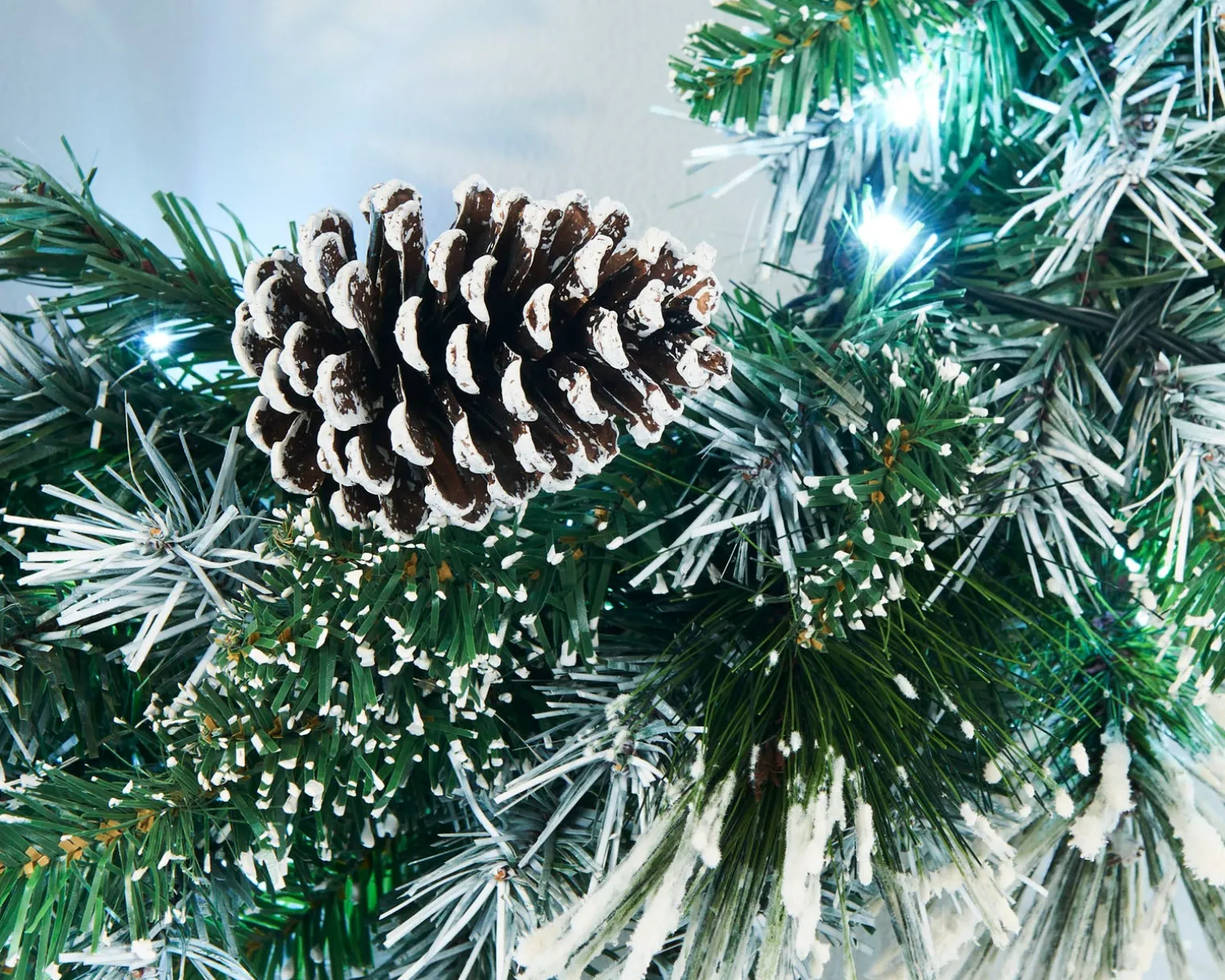 Pre-Lit Snow Flocked Wreath, Pinecones, 60 Cm