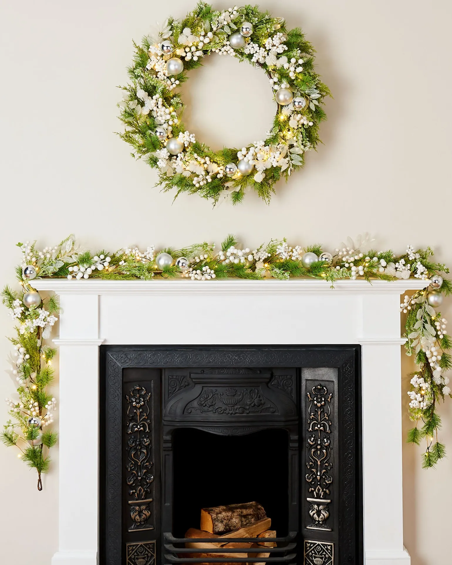 Pre-Lit White Berry Mixed Tip Wreath, 76 Cm