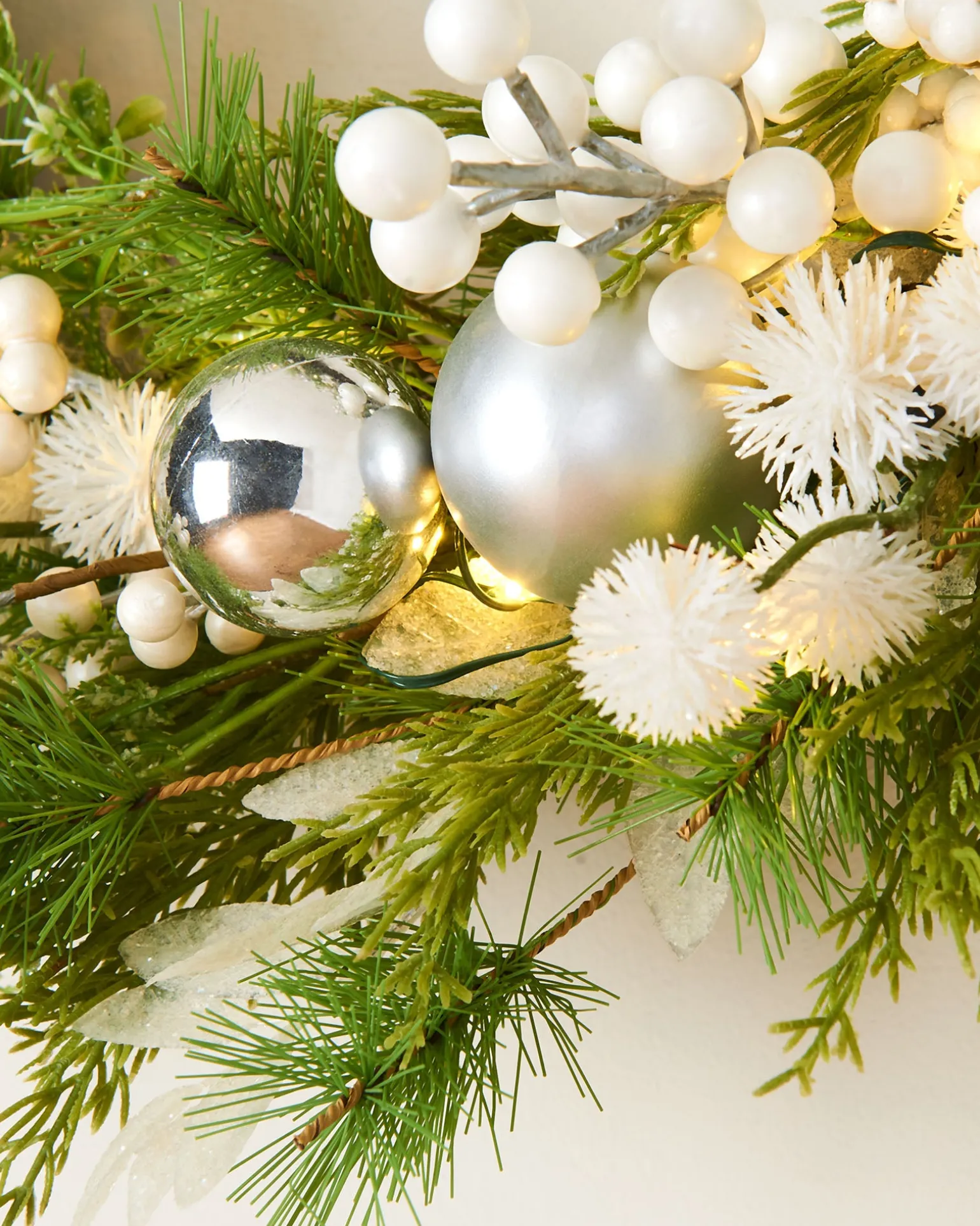 Pre-Lit White Berry Mixed Tip Wreath, 76 Cm