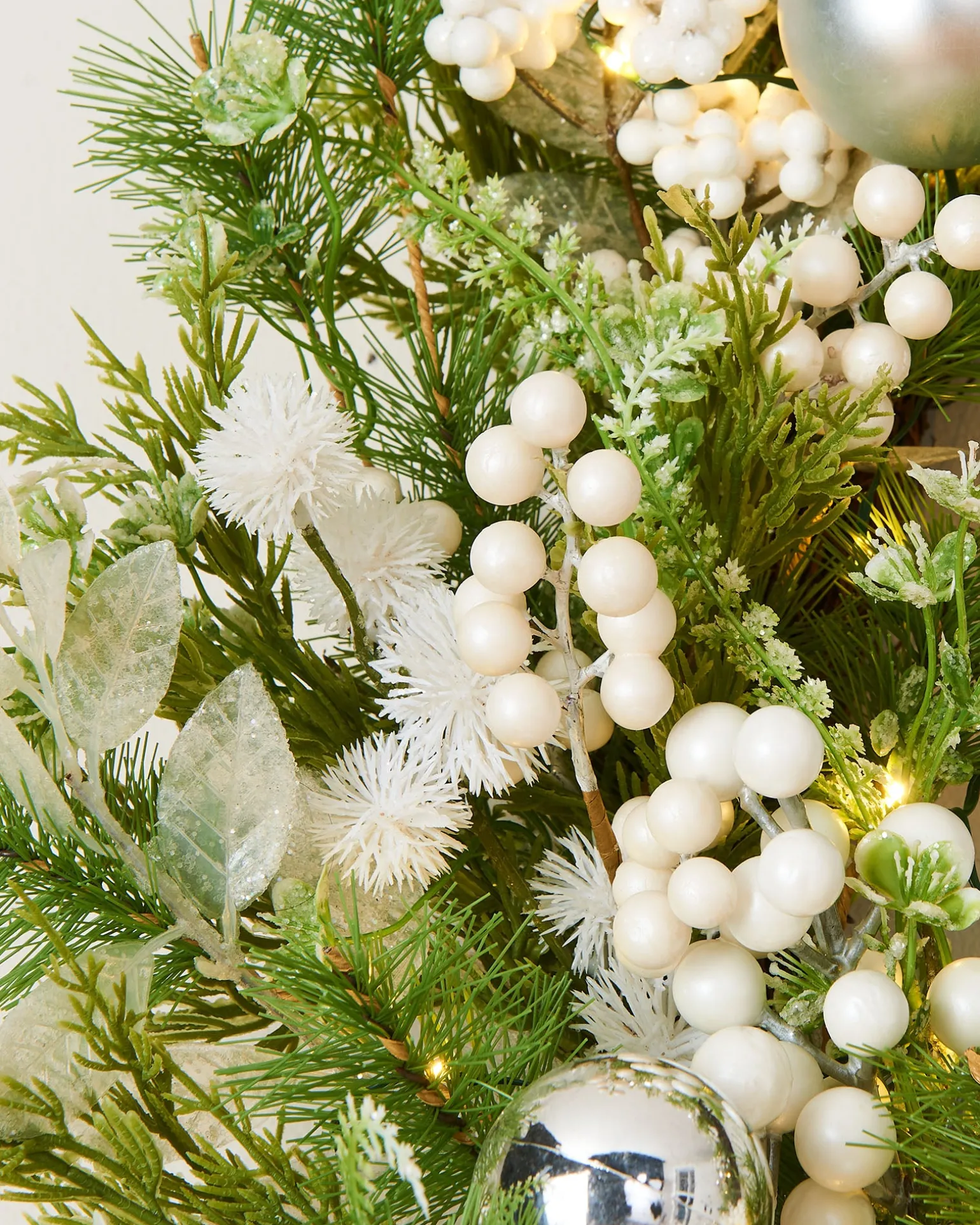 Pre-Lit White Berry Mixed Tip Wreath, 76 Cm