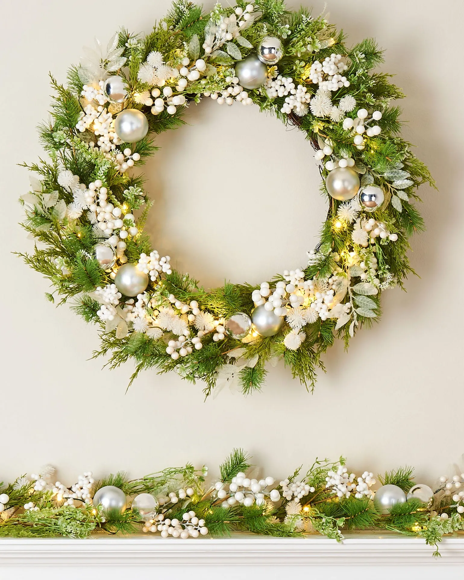 Pre-Lit White Berry Mixed Tip Wreath, 76 Cm