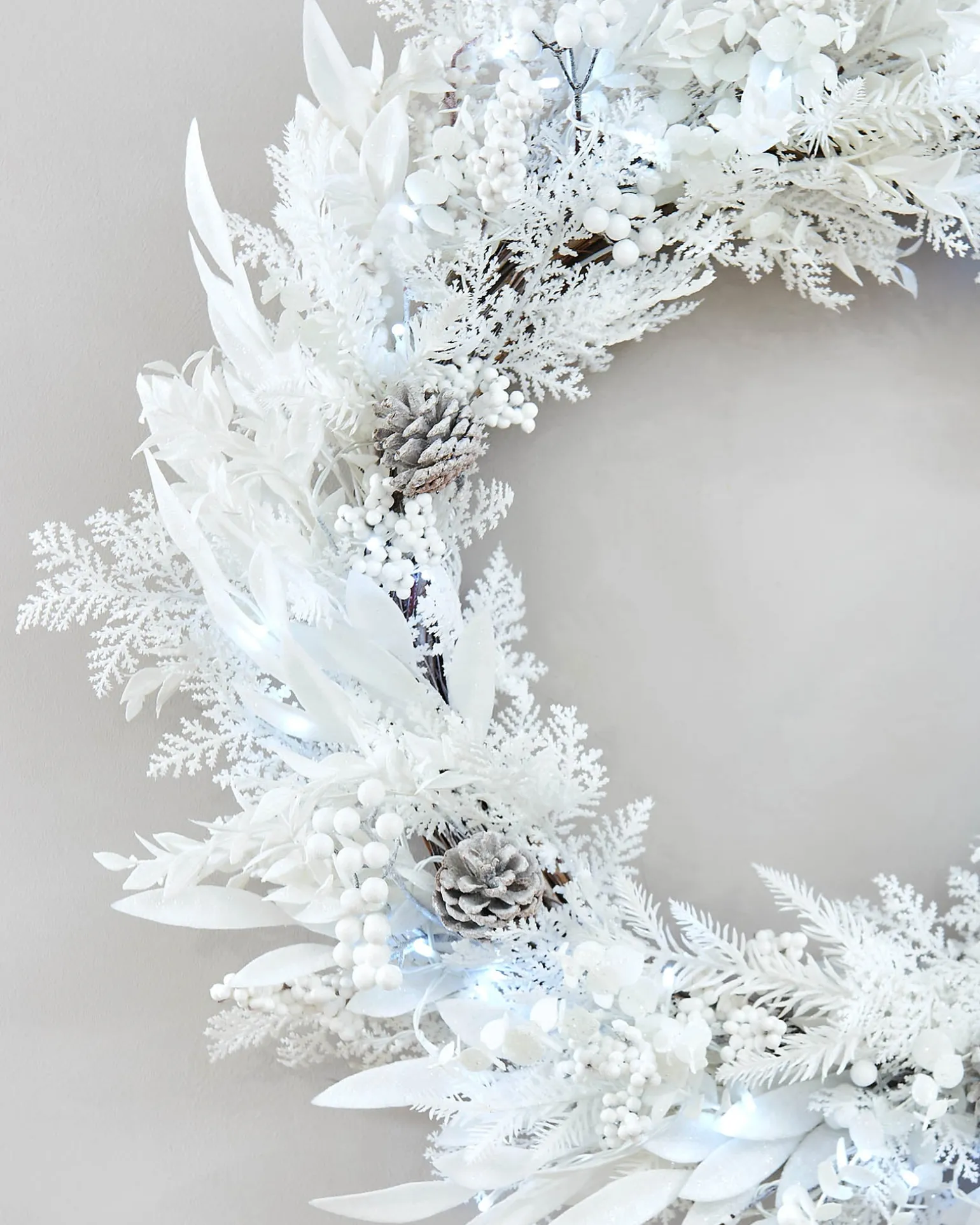 Pre-Lit White Wreath, 76 Cm
