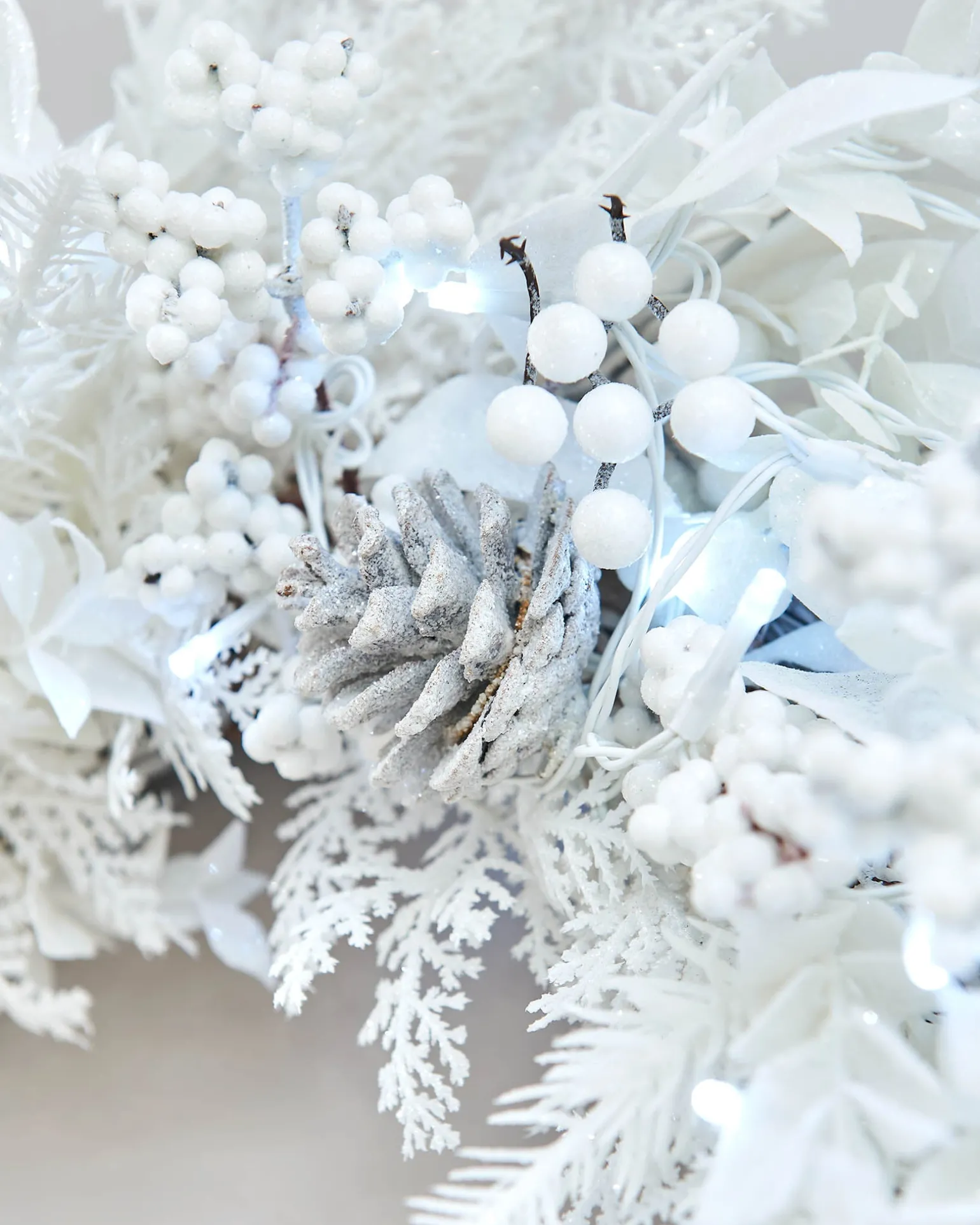 Pre-Lit White Wreath, 76 Cm