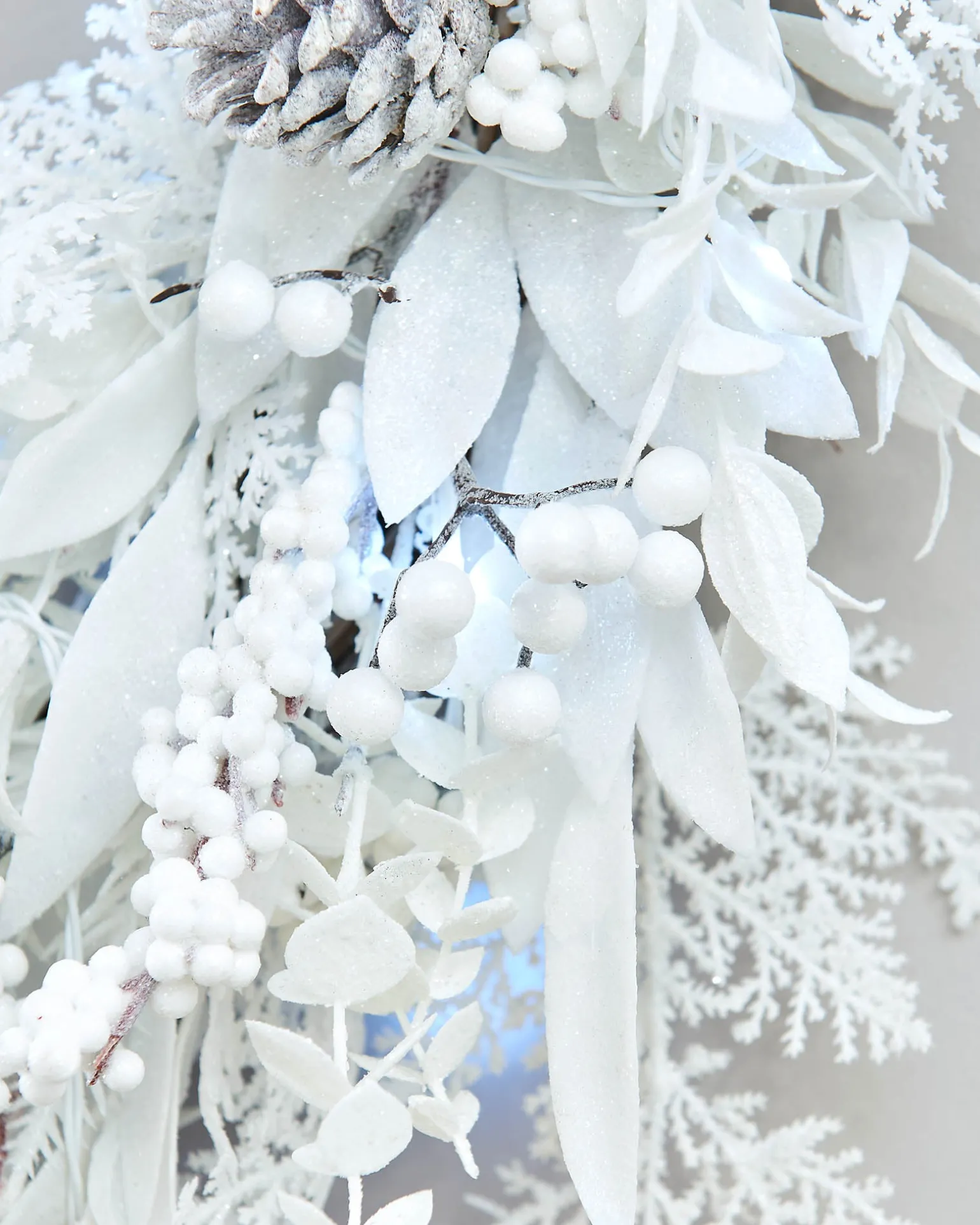 Pre-Lit White Wreath, 76 Cm