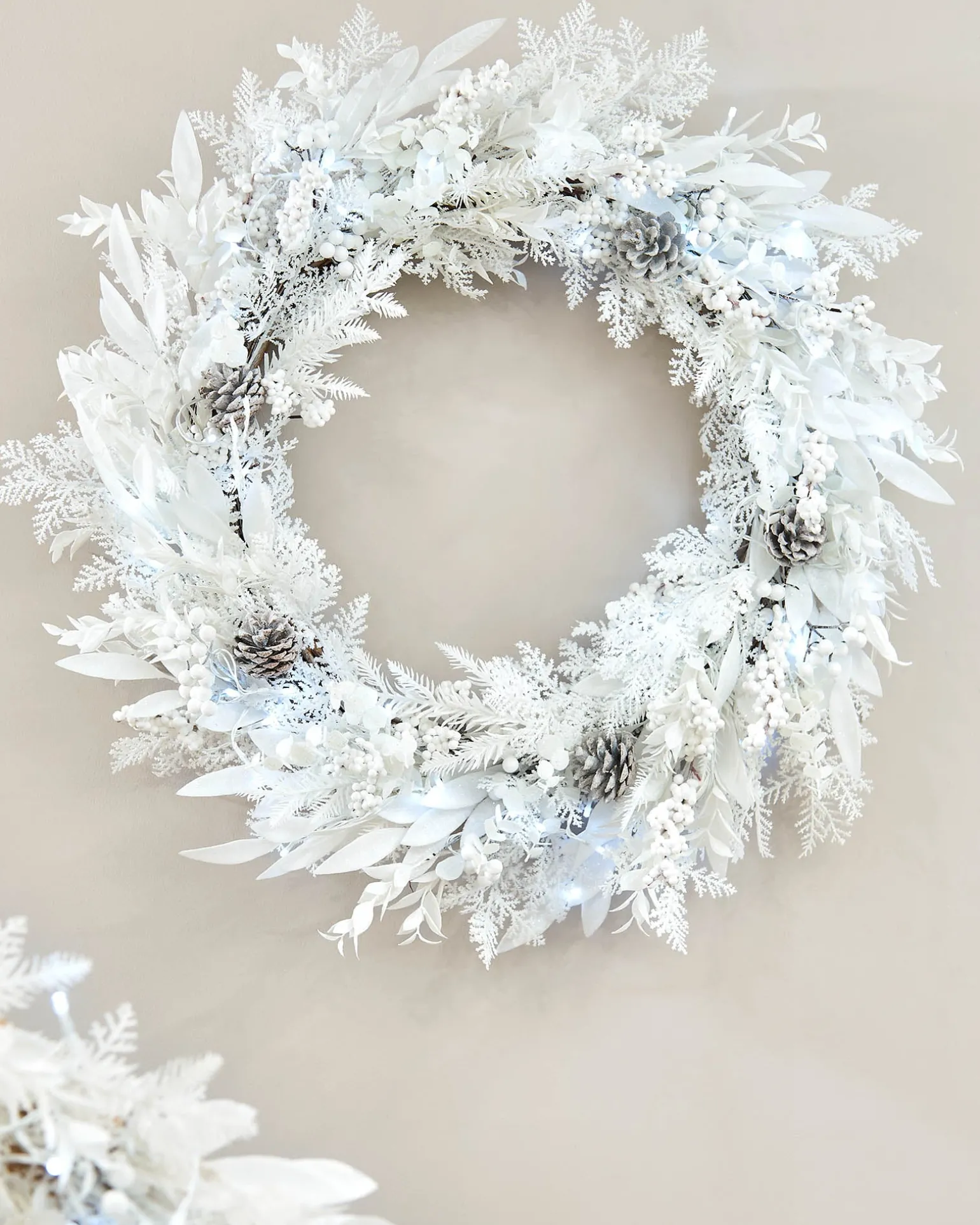 Pre-Lit White Wreath, 76 Cm