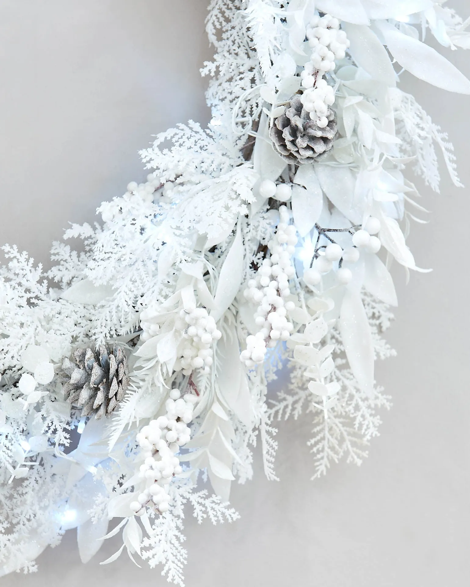 Pre-Lit White Wreath, 76 Cm