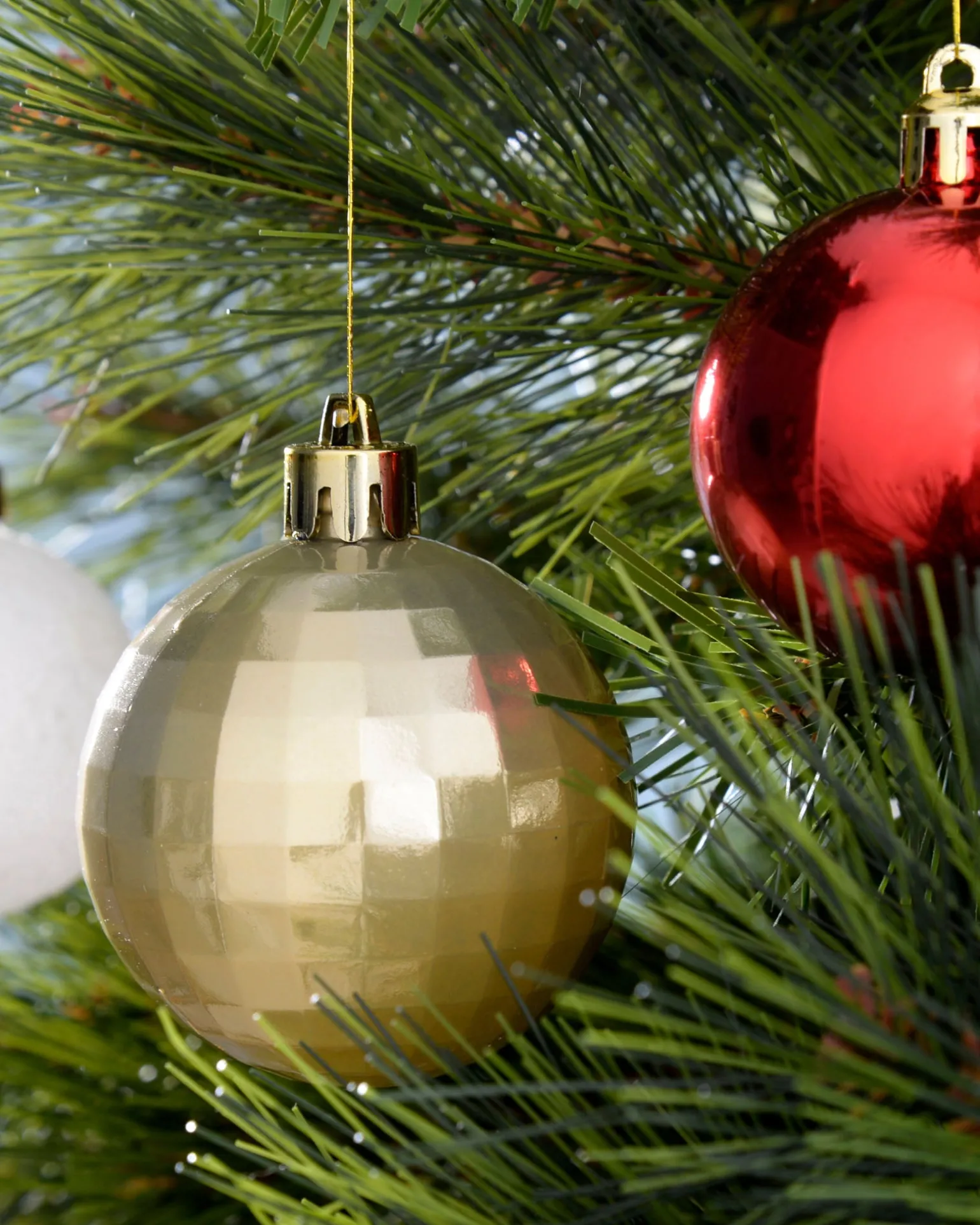 Red/Gold Shatterproof Baubles Set, 50 Pack