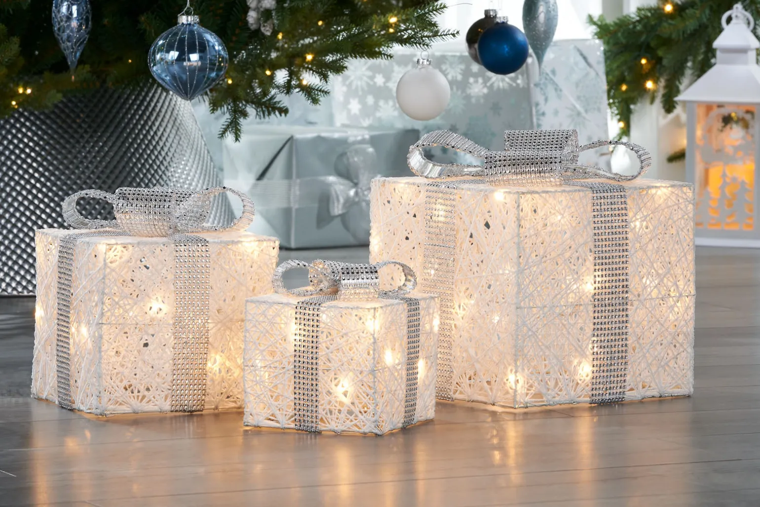 Set Of 3 Pre-Lit Gift Boxes, White, 25 Cm
