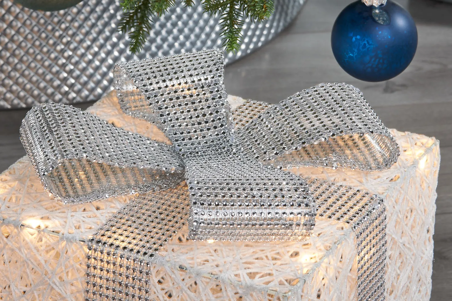 Set Of 3 Pre-Lit Gift Boxes, White, 25 Cm