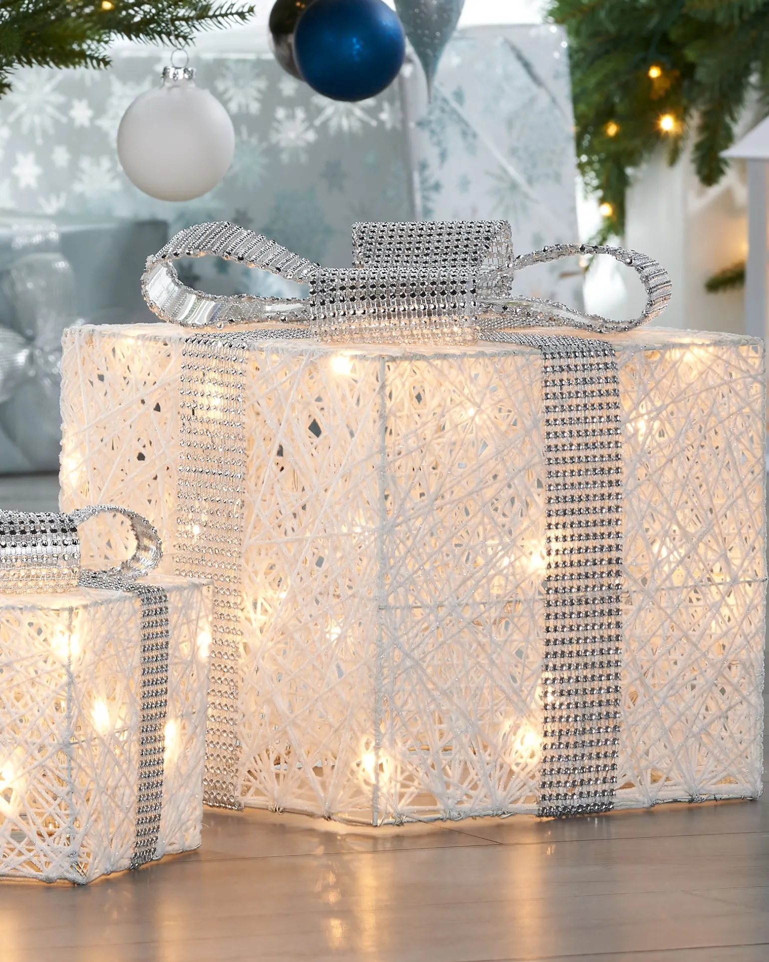 Set Of 3 Pre-Lit Gift Boxes, White, 25 Cm