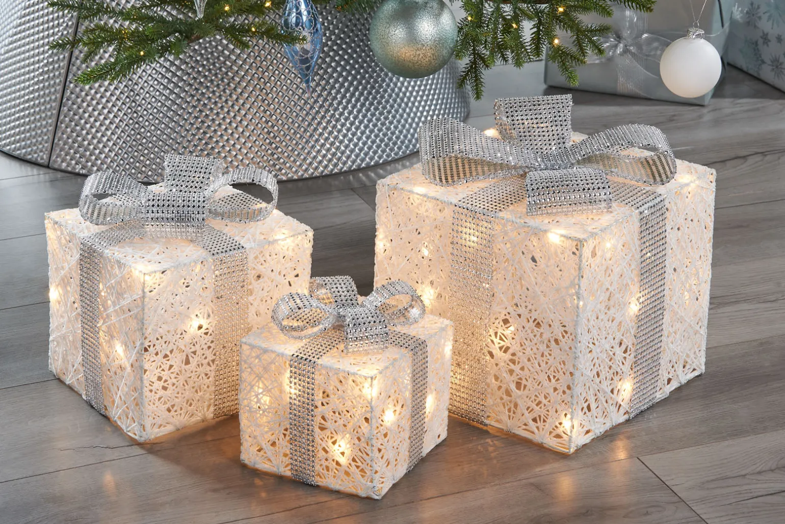 Set Of 3 Pre-Lit Gift Boxes, White, 25 Cm